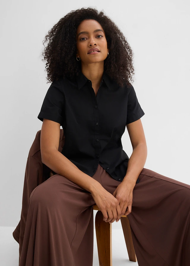 Getailleerde stretch blouse met korte mouwen van een katoenmix • zwart • product-page.page-title-suffix