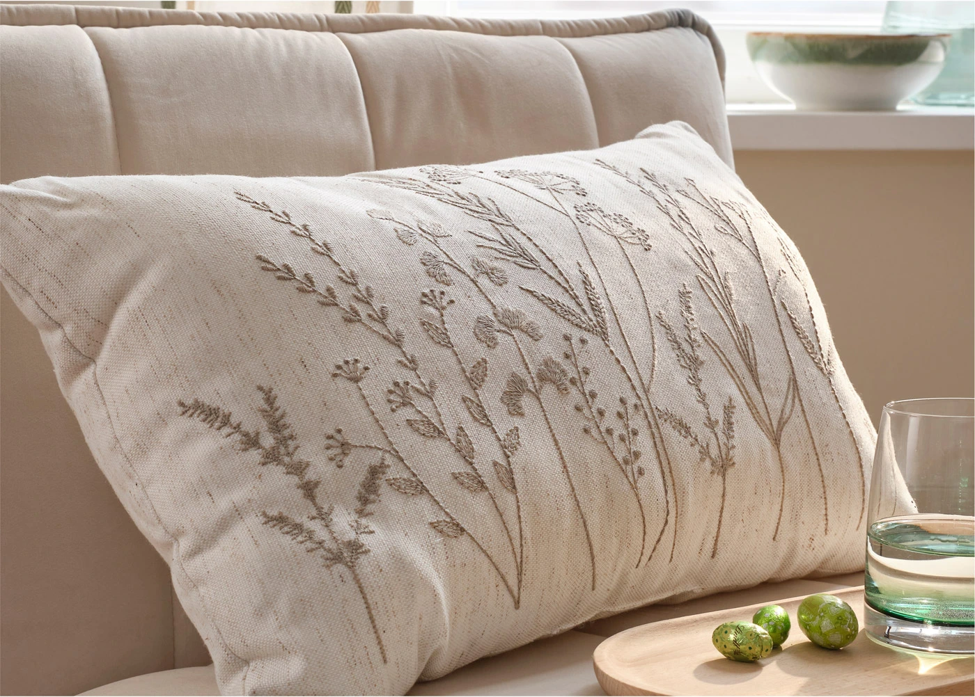 Pernă cu broderie • crem • magazin bonprix