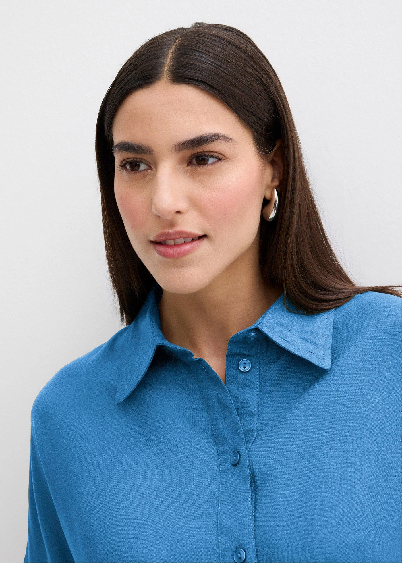 Robe-chemise fluide en viscose fine • bleu moyen • Boutique bonprix