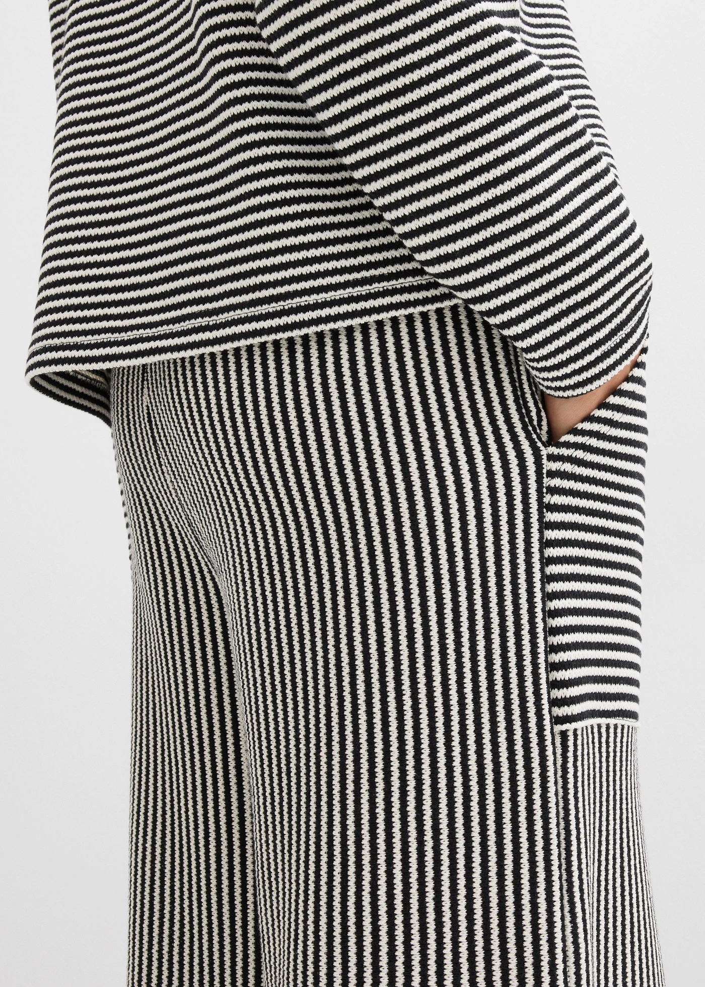 Pulover din jerse • negru/ecru dungat • magazin bonprix