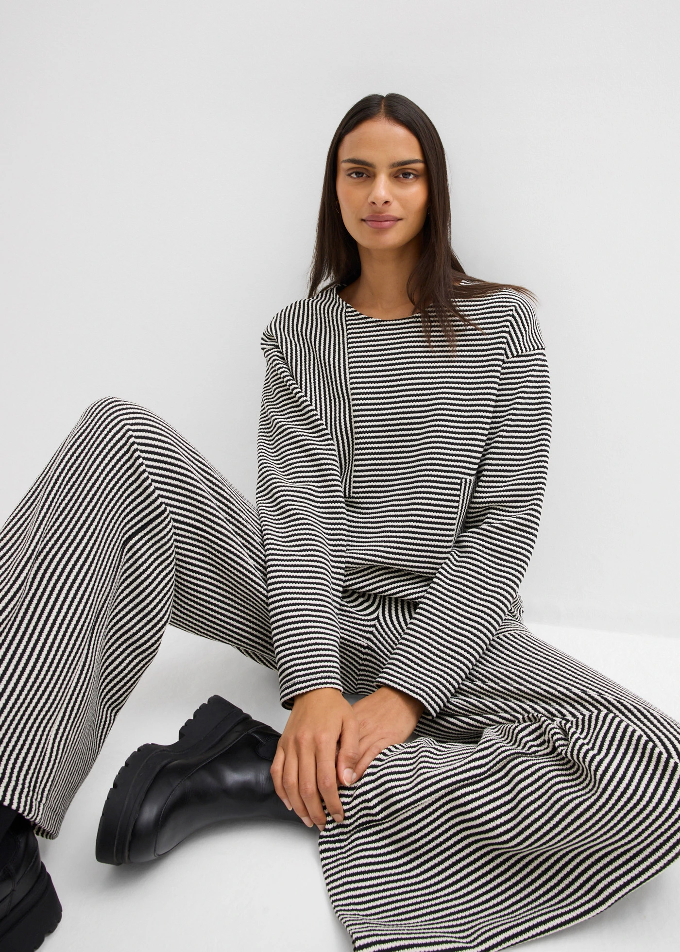 Sweter z dżerseju • czarno-biel wełny w paski • sklep bonprix