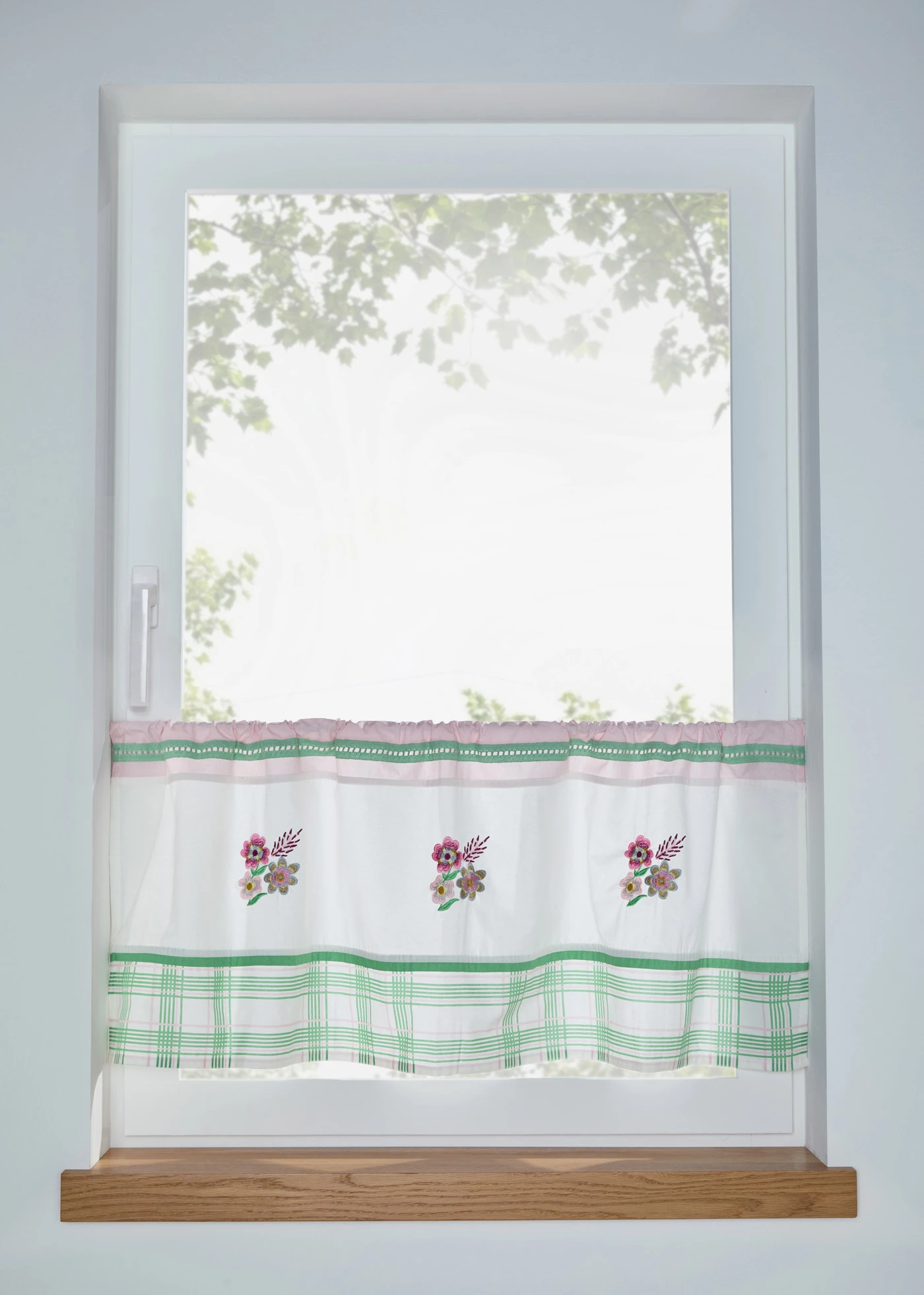 Perdea scurtă cu broderie, din bumbac organic • alb-roz-pal-verde • magazin bonprix