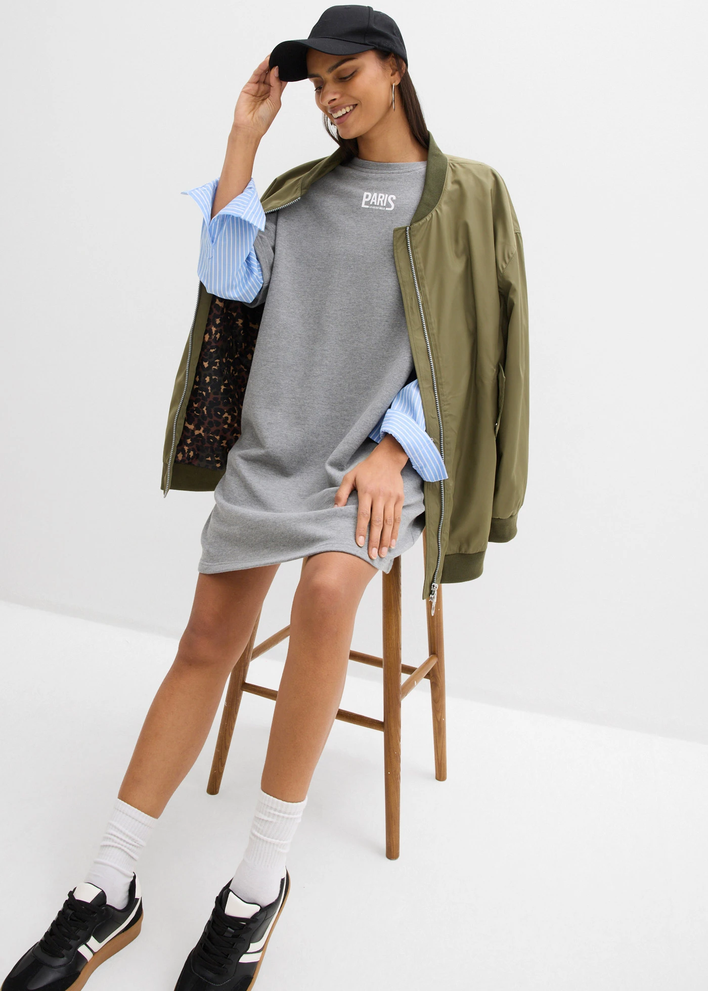 Robe sweat oversize à manches chemise • gris chiné-bleu moyen-blanc • Boutique bonprix