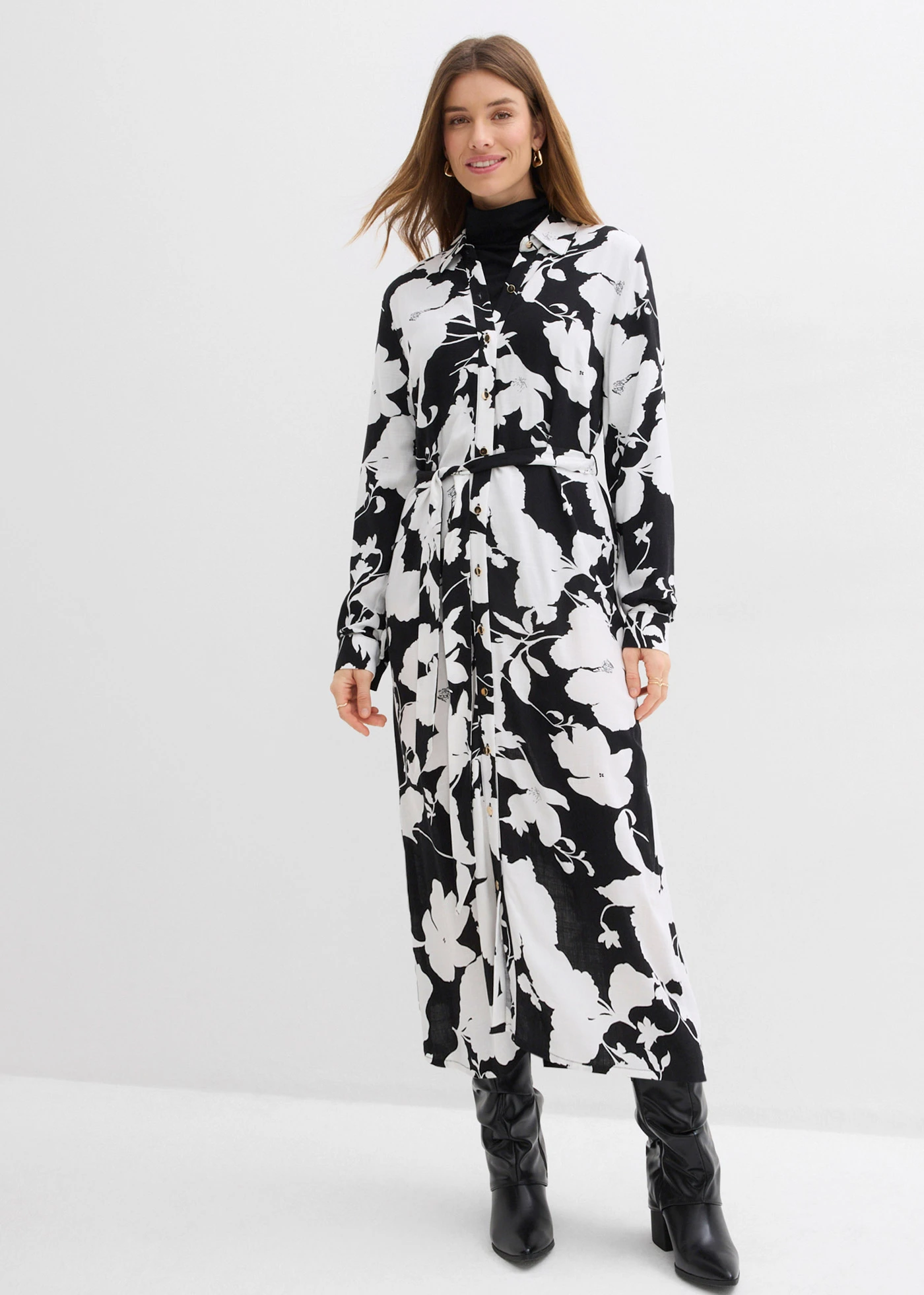 Rochie-bluză din viscoză fluidă • negru-alb înflorat • magazin bonprix