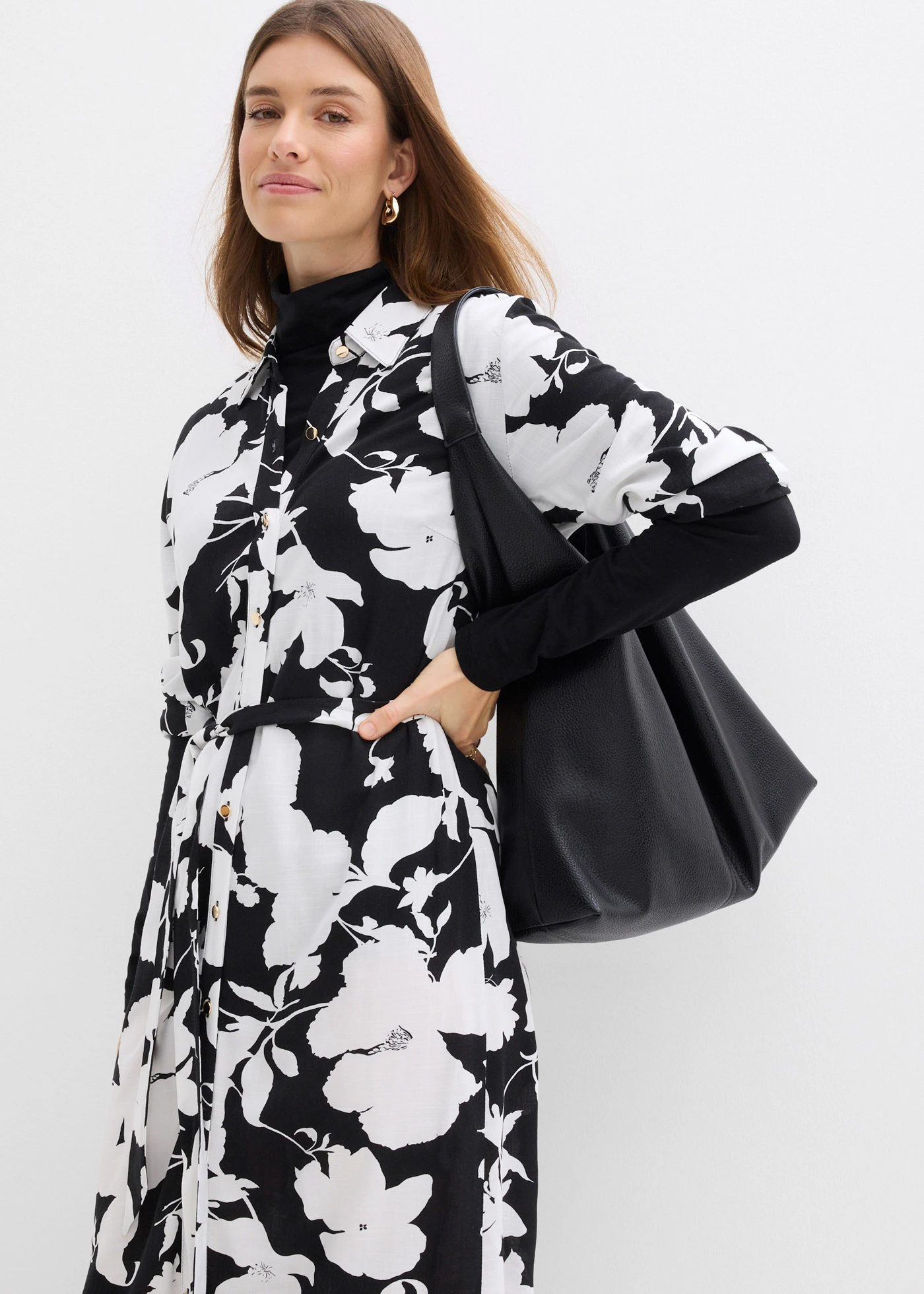 Rochie-bluză din viscoză fluidă • negru-alb înflorat • magazin bonprix