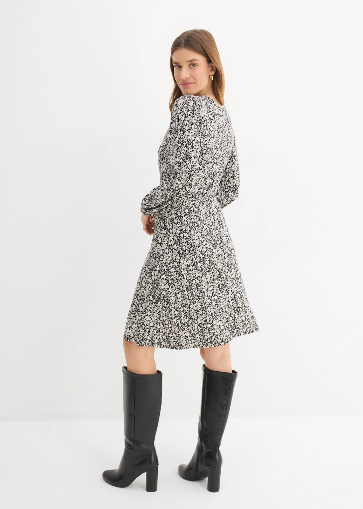 Rochie din jerse din amestec cu viscoză • negru-ecru floral • magazin bonprix