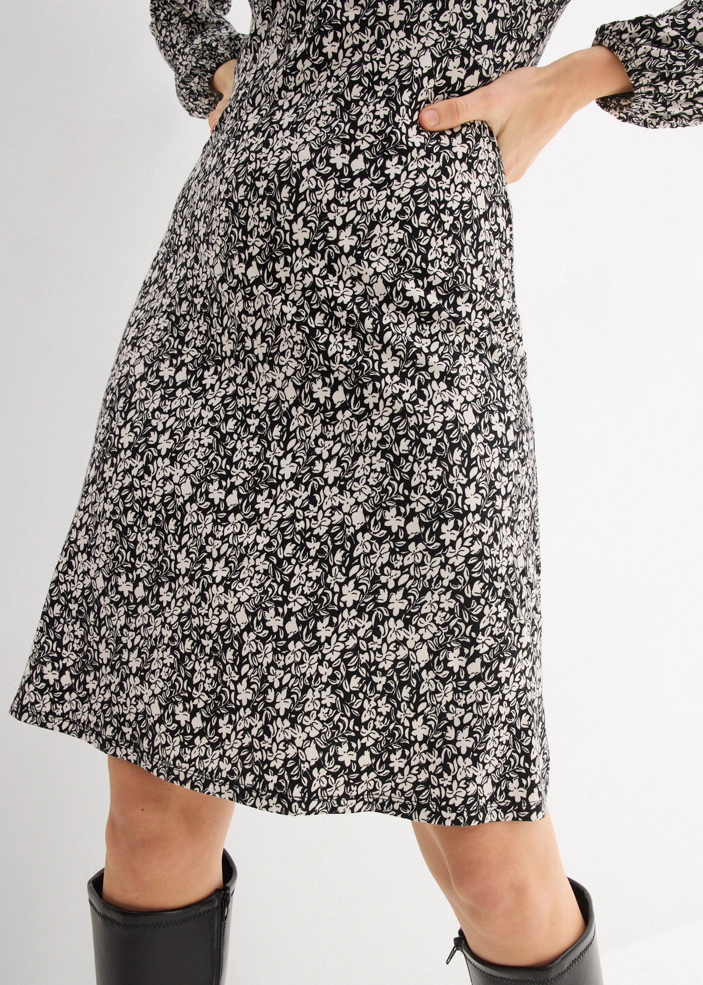 Jersey jurk in een viscosemix • zwart-wolwit gebleomd • bonprix online shop