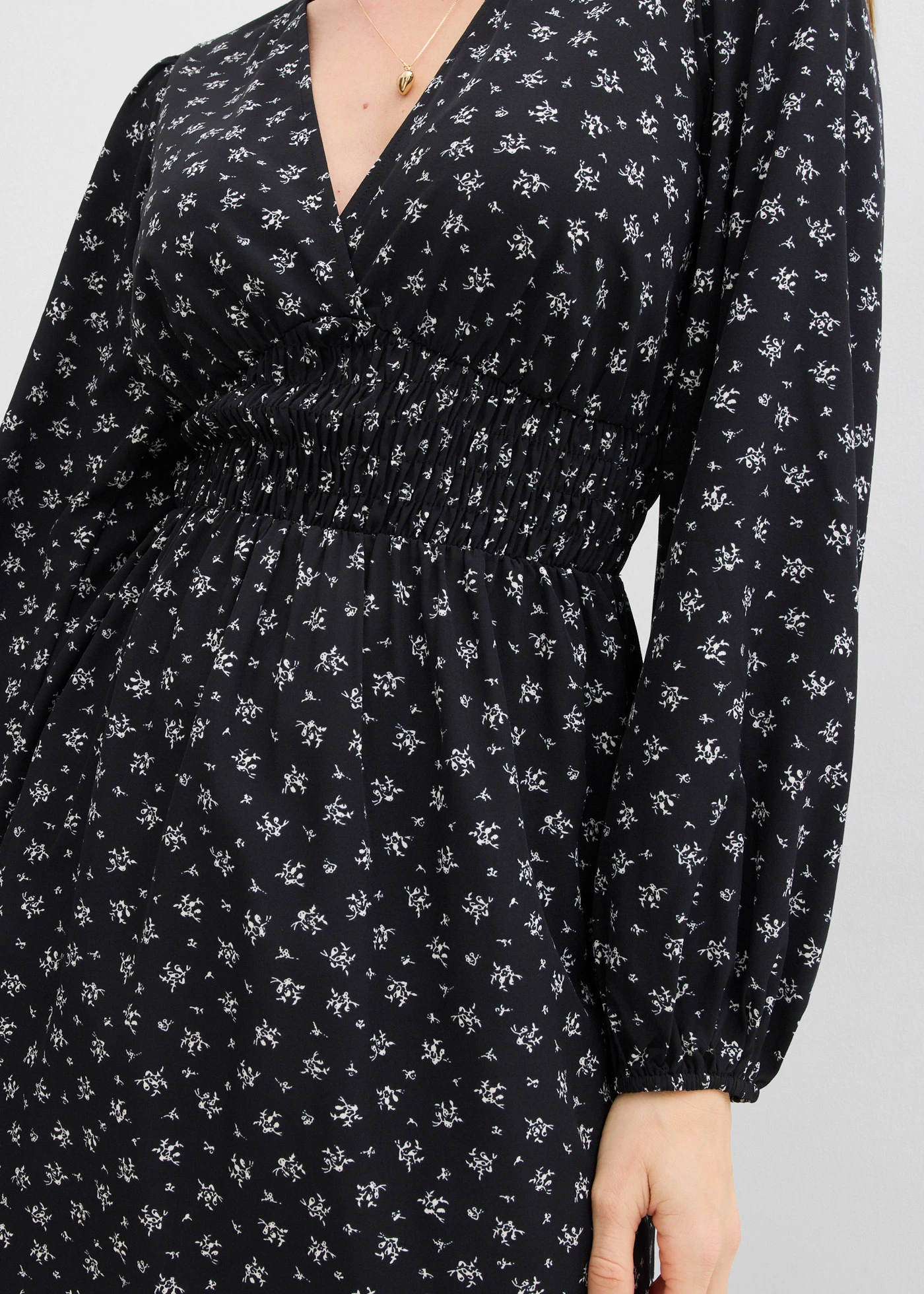 Rochie mini cu mâneci bufante • negru-alb cu imprimeu • magazin bonprix