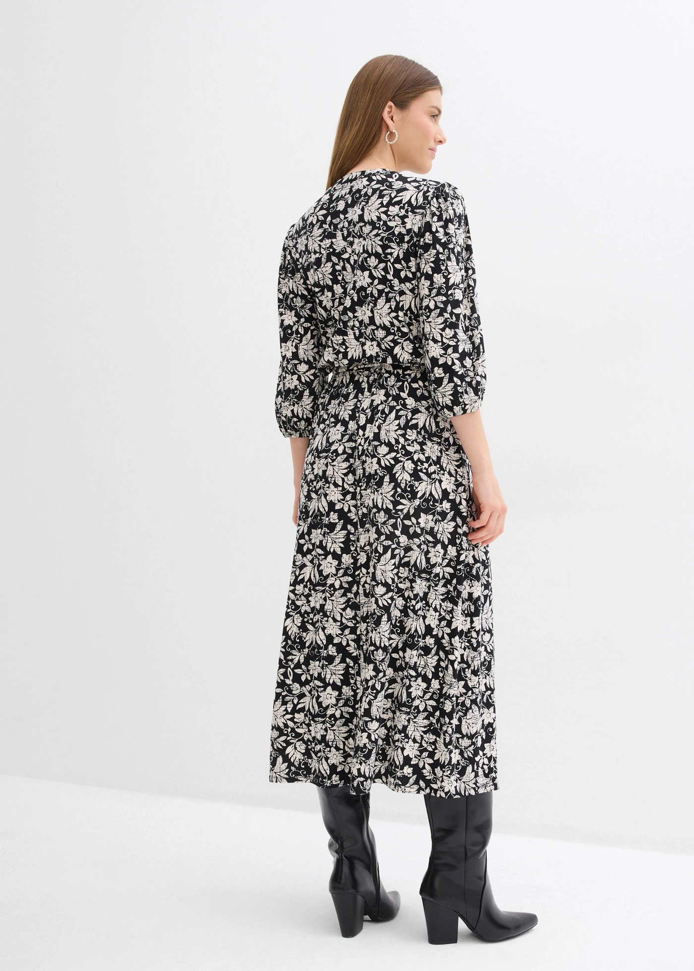 Jersey jurk in een viscosemix • zwart/wolwit gebloemd • bonprix online shop