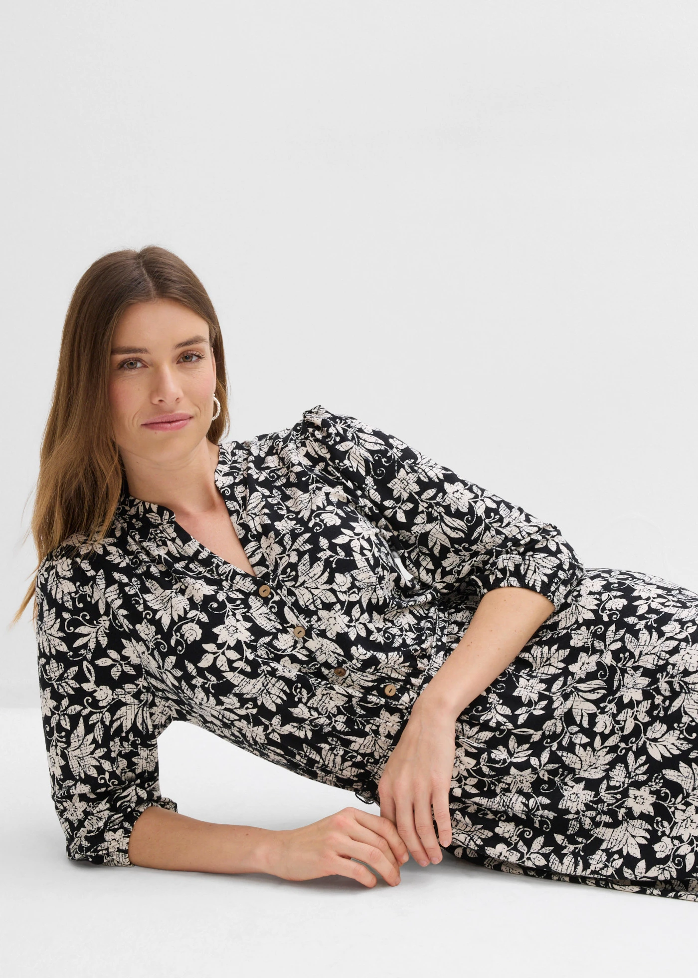 Rochie din jerse din amestec cu viscoză • negru-ecru floral • magazin bonprix