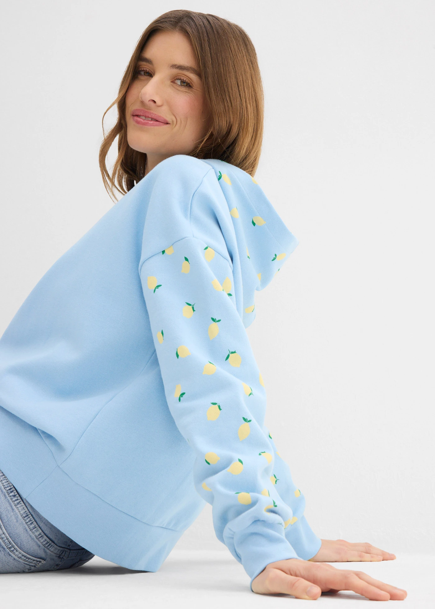 Wijde hoodie van biologisch katoen • lichtblauw-lichtgeel met print • bonprix online shop