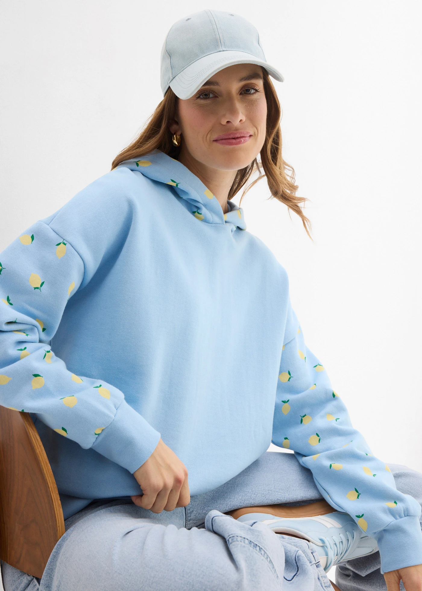 Wijde hoodie van biologisch katoen • lichtblauw-lichtgeel met print • bonprix online shop