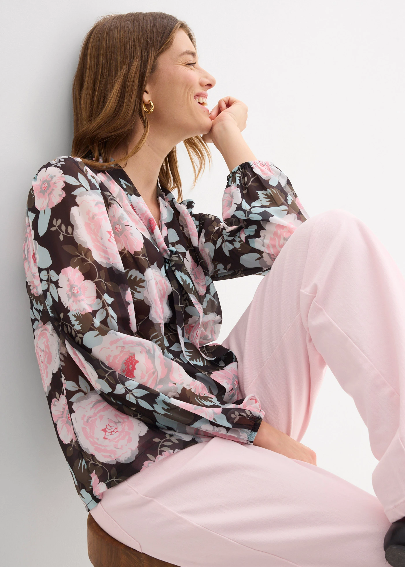 Blouse met strik • zwart gebloemd • bonprix online shop