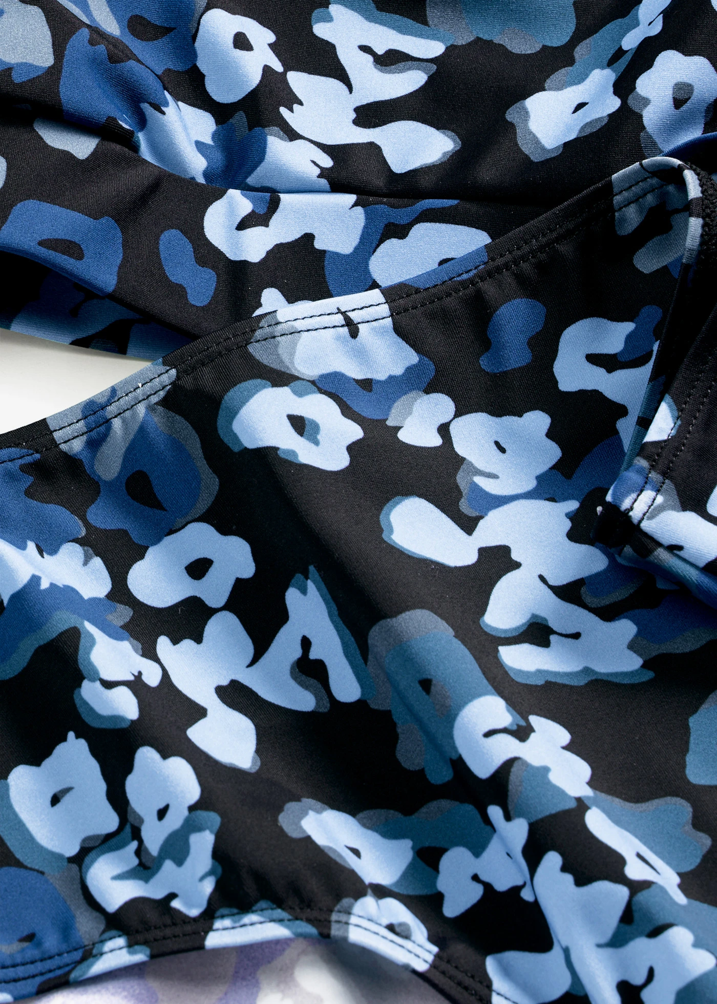 Costum de baie cu bretele late • negru/albastru înflorat • magazin bonprix