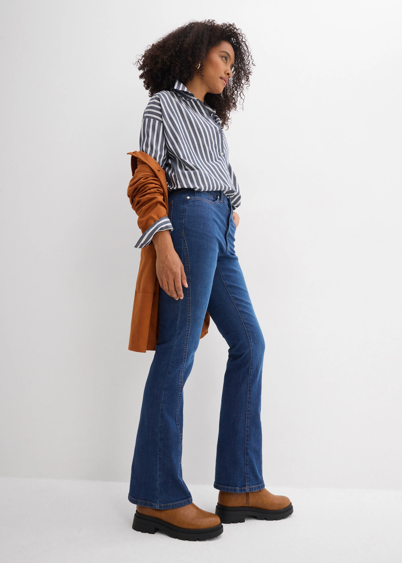 Blugi evazați High Waist • bleumarin denim uzat • magazin bonprix