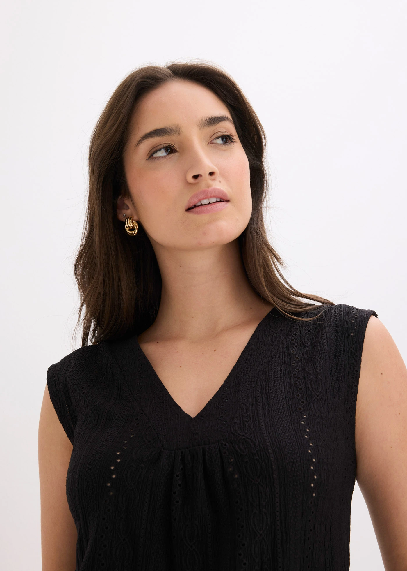 Bluză-top cu broderie perforată • negru • magazin bonprix