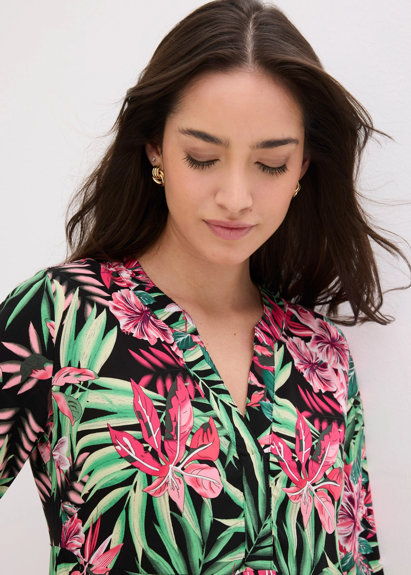 Rochie maxi din viscoză fluidă • negru-verde floral • magazin bonprix