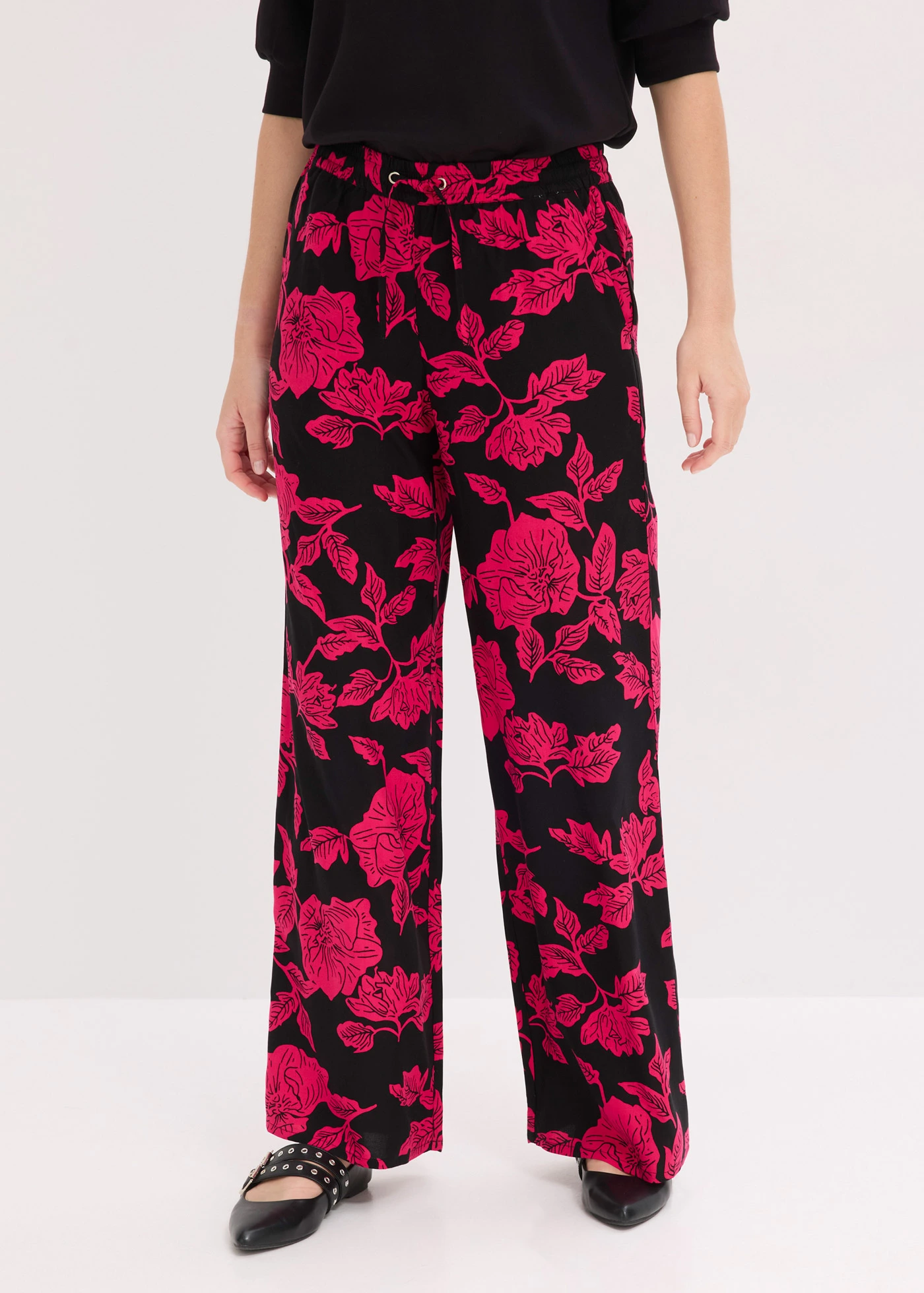 Pantaloni Palazzo din viscoză fluidă • negru/pink-magenta cu flori • magazin bonprix