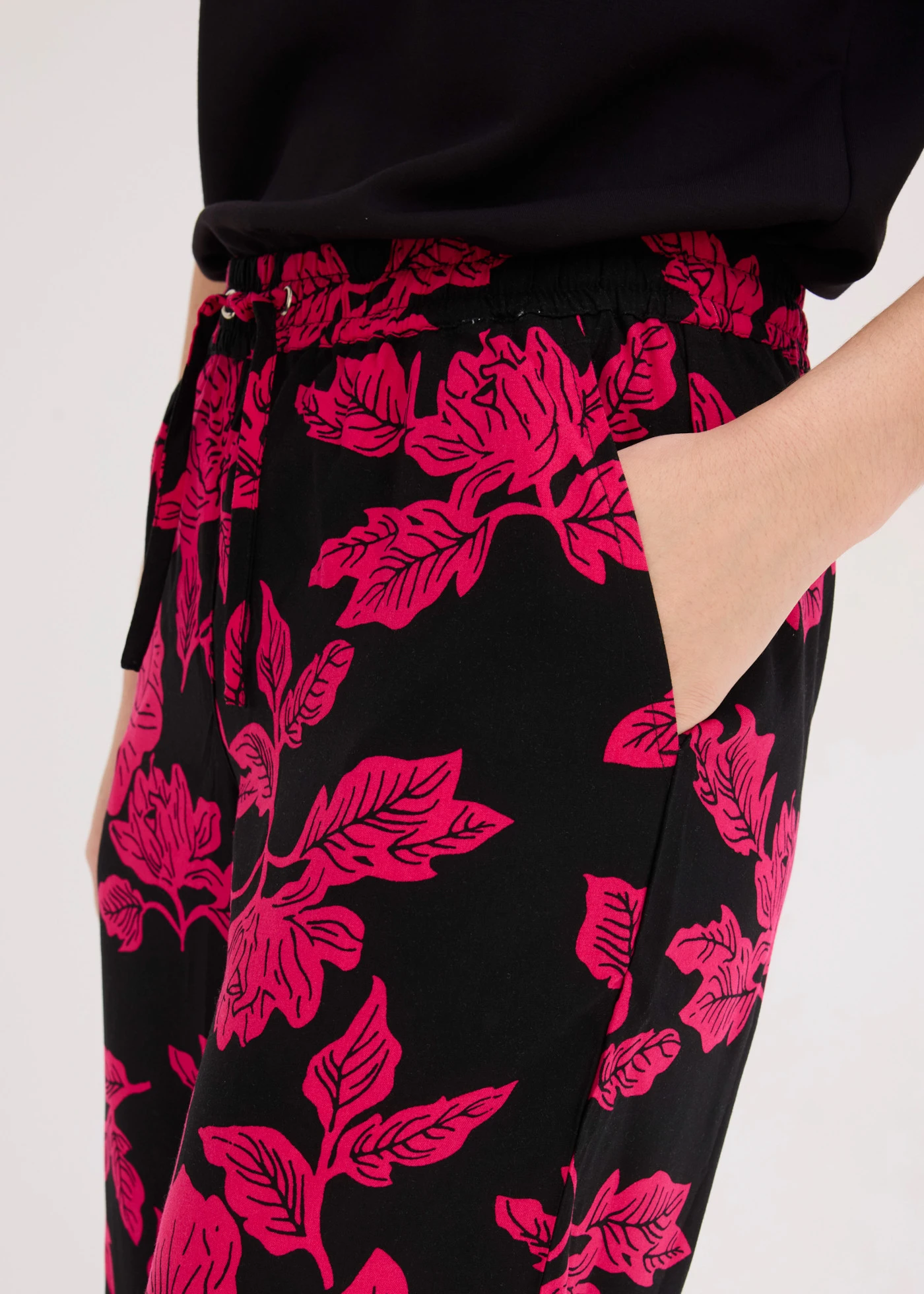 Kalhoty Palazzo ze splývavé viskózy • černo-purpurově pink s květy • bonprix obchod