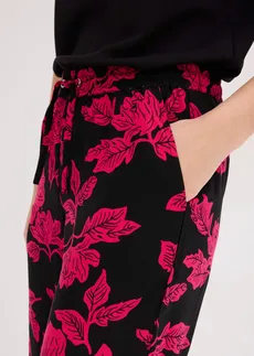 Kalhoty Palazzo ze splývavé viskózy • černo-purpurově pink s květy • bonprix obchod