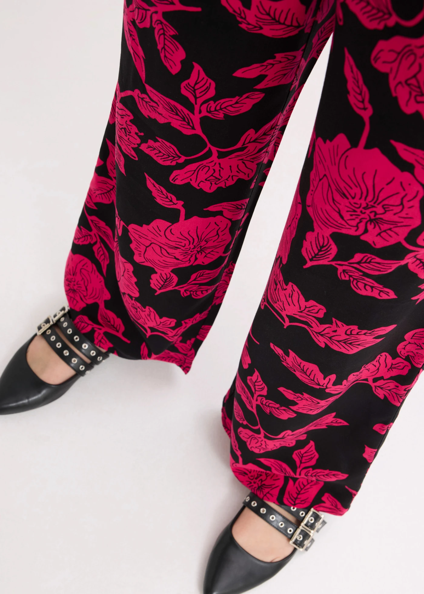 Kalhoty Palazzo ze splývavé viskózy • černo-purpurově pink s květy • bonprix obchod