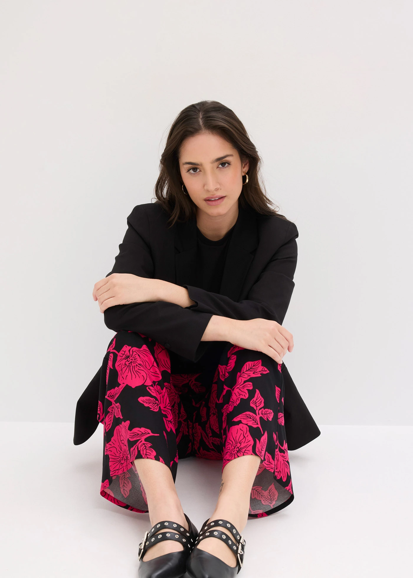 Pantalon palazzo en viscose fluide • noir/rose magenta floral • Boutique bonprix