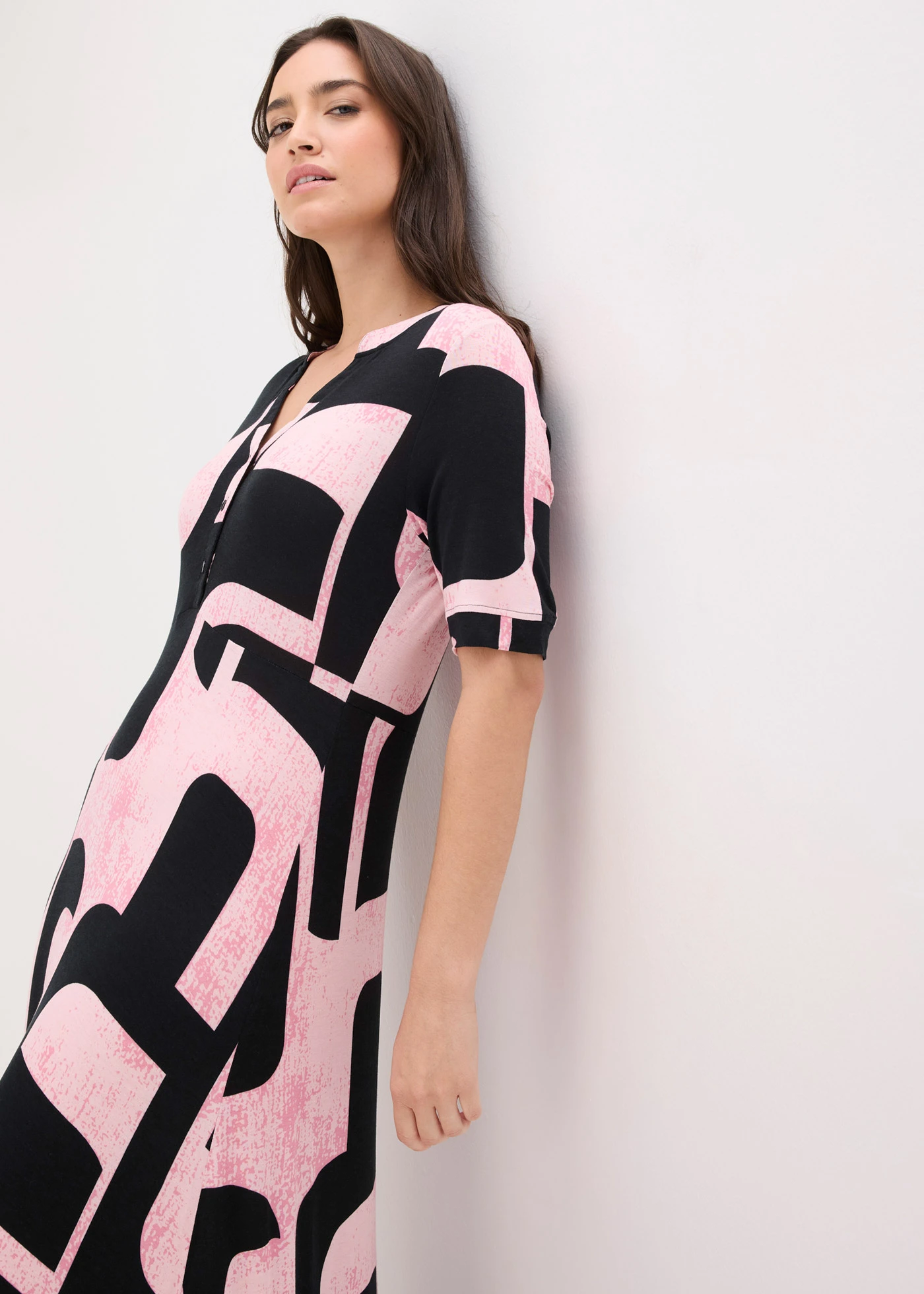 Maxi jurk in een zachte viscosemix • zwart-pink grafische print • bonprix online shop
