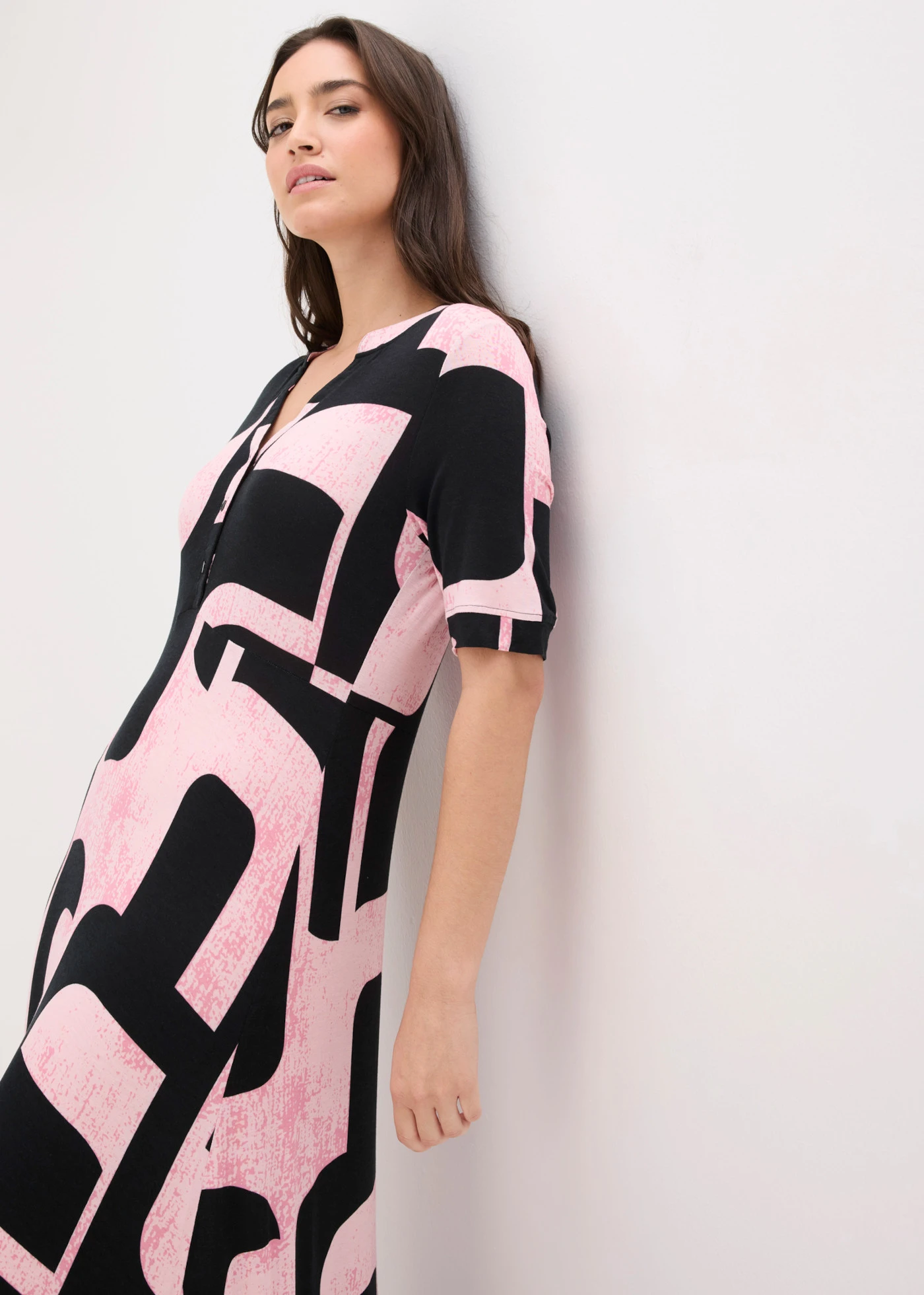 Robe longue en viscose extensible douce • noir/rose vif graphique • Boutique bonprix