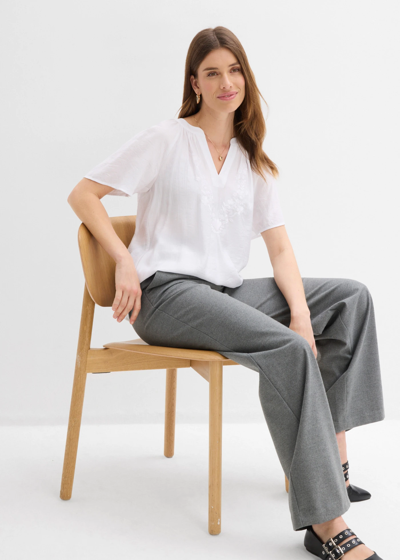 Bluză cu mâneci scurte din material creponat texturat • alb • magazin bonprix