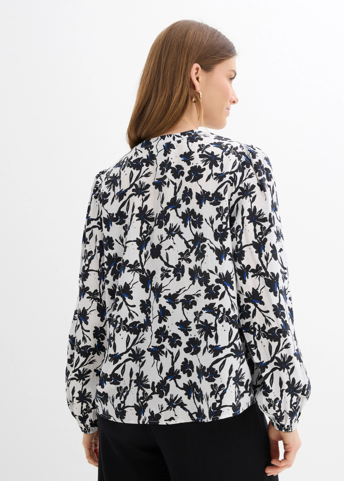 Bluzka z fakturowanej krepy • biel wełny - czarny w kwiaty • sklep bonprix