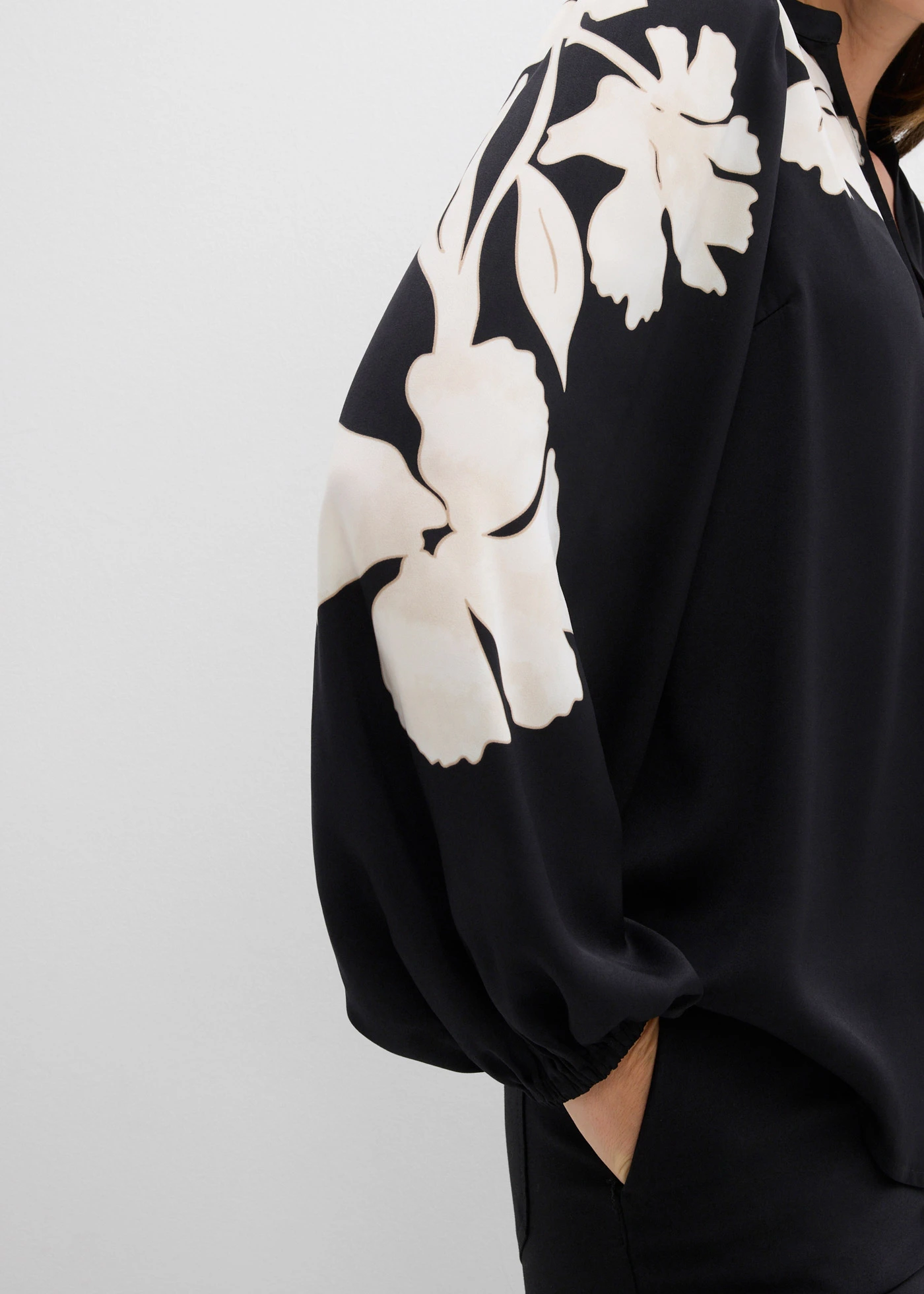 Tuniekblouse van soepel satijn • zwart gebloemd • bonprix online shop