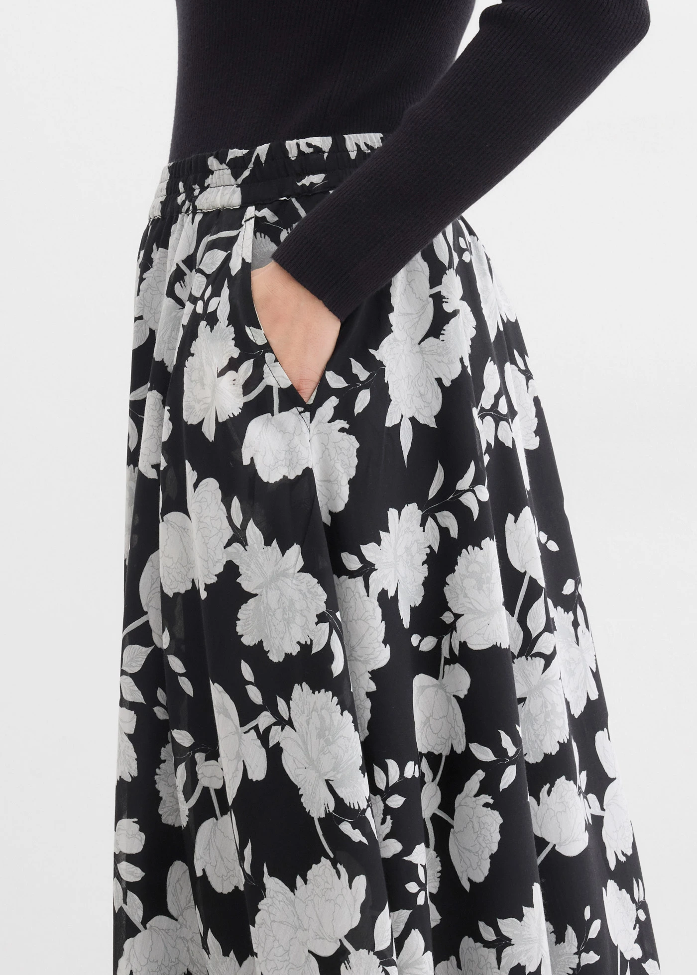 Fustă maxi • negru înflorat • magazin bonprix