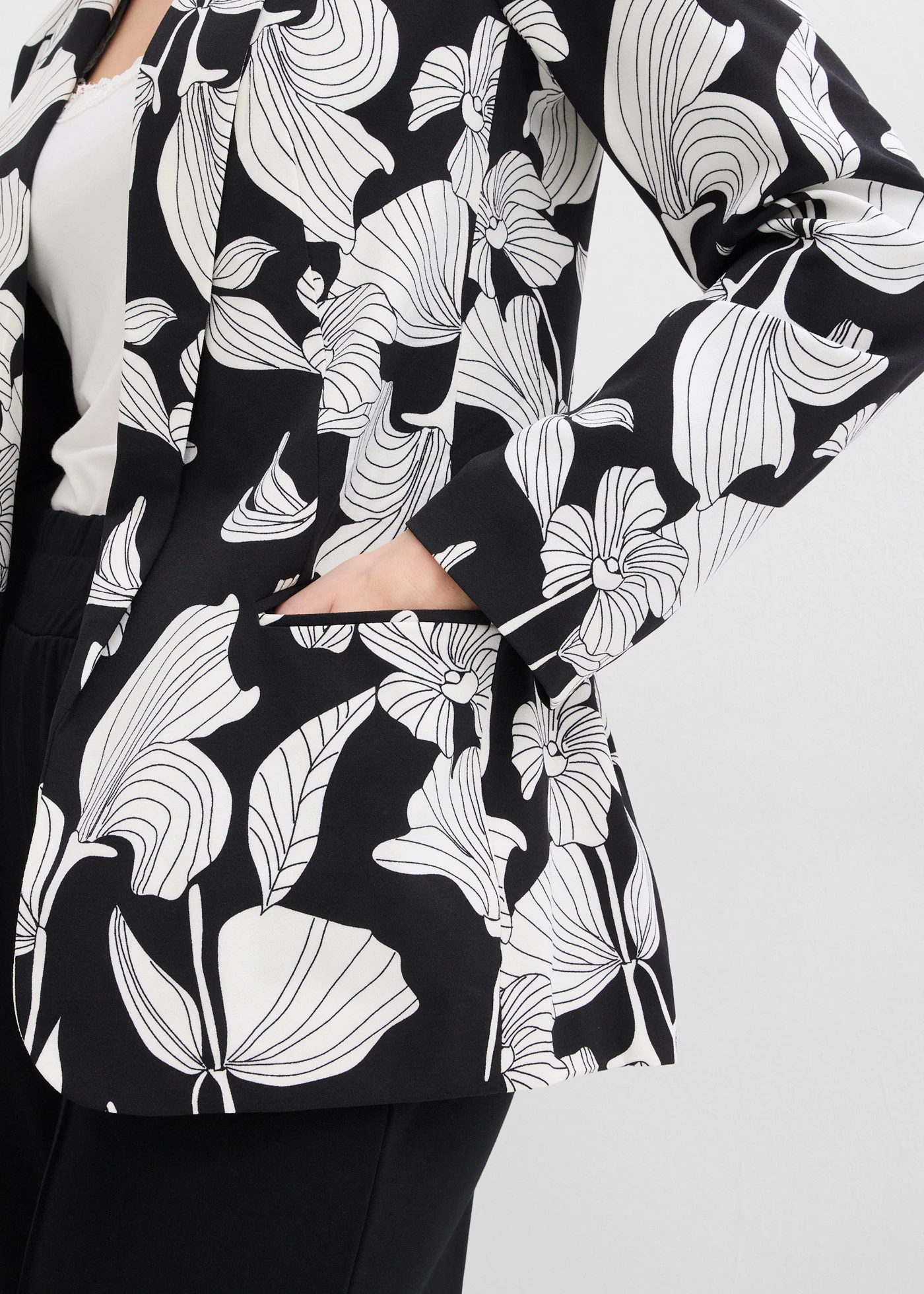 Sacou • negru floral • magazin bonprix