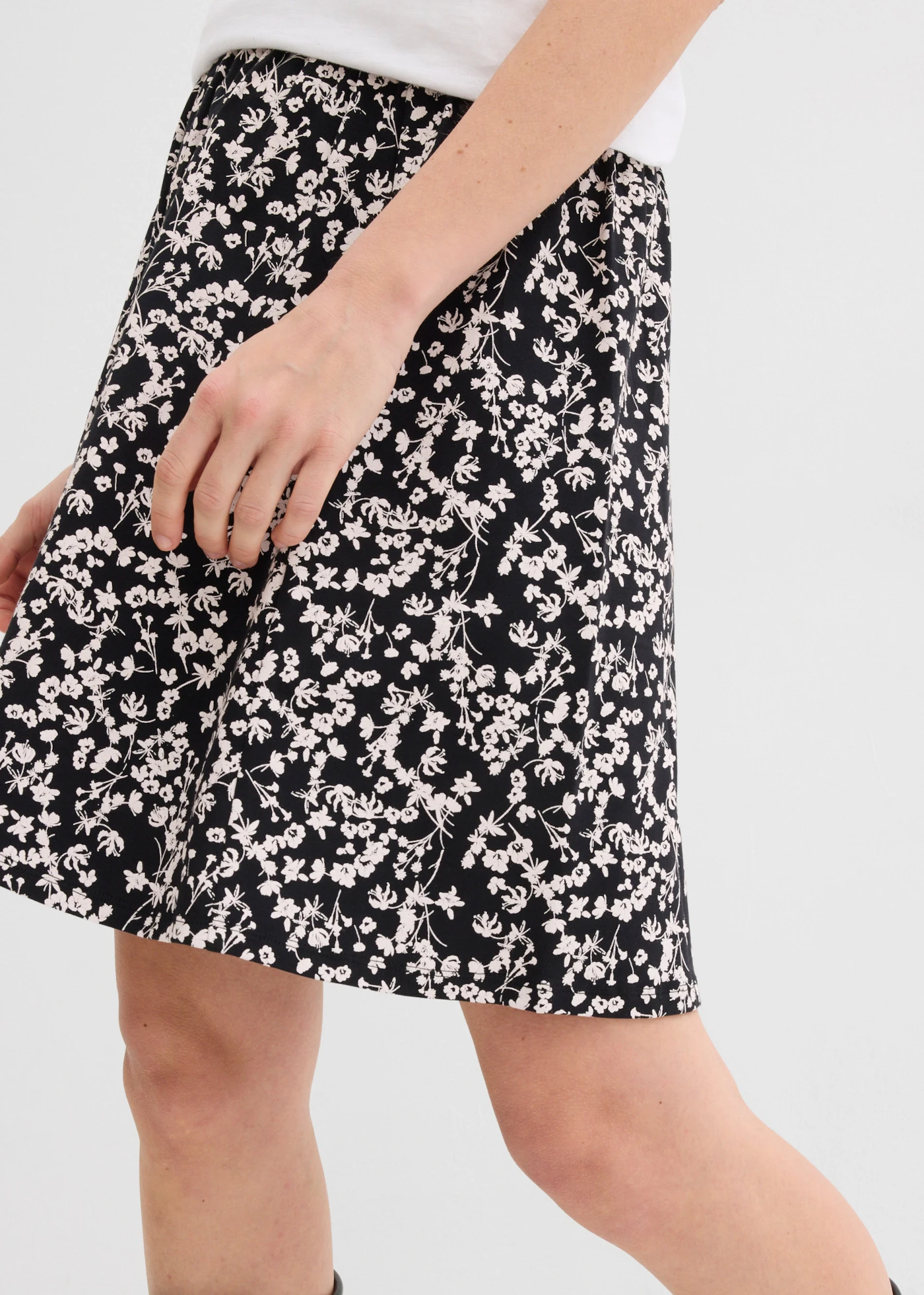 Dzsörzé szoknya (2 db-os csomag) • fekete-gyapjúfehér virágmintás+fekete • bonprix áruház