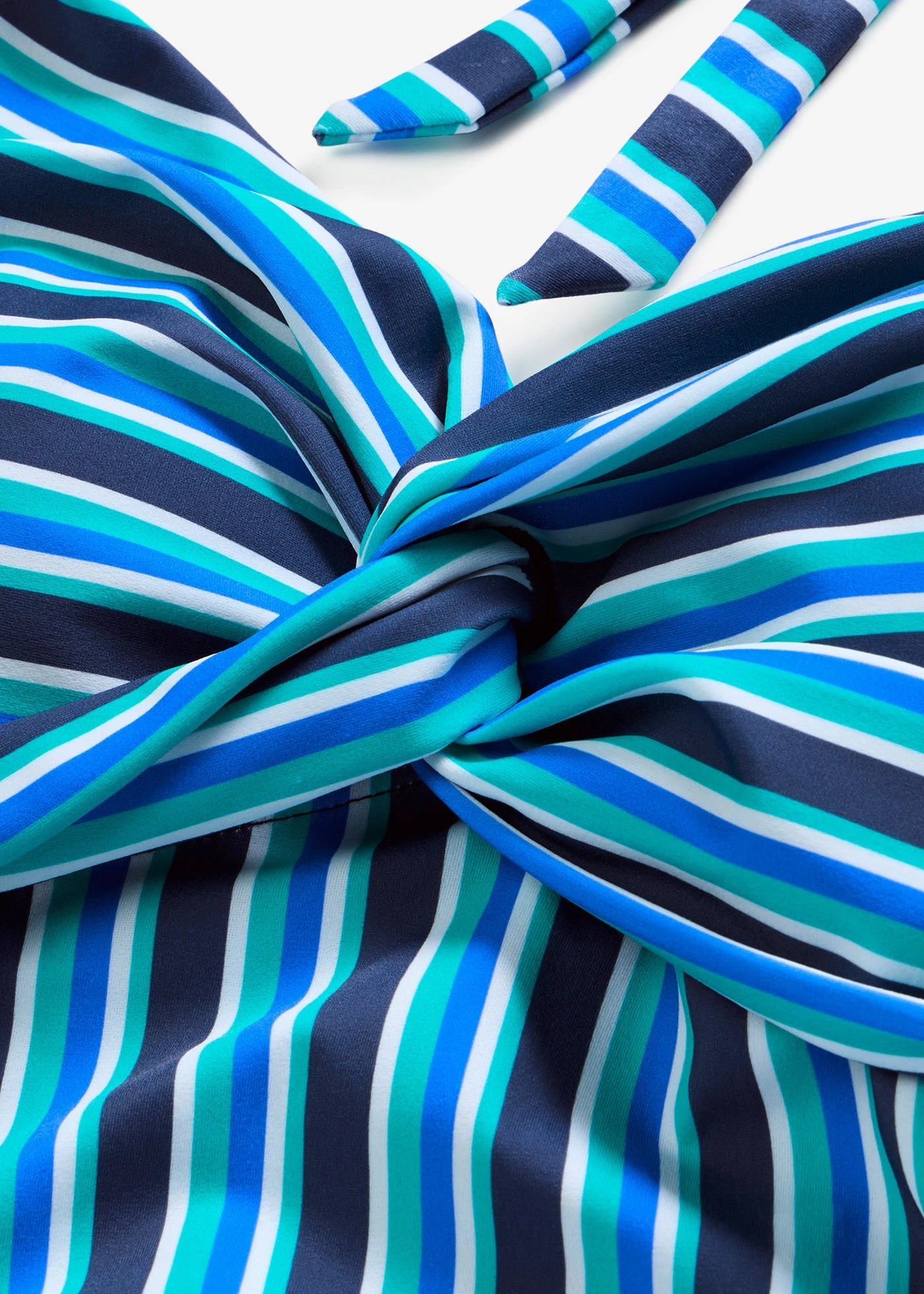 Jednodílné plavky s ramínkem kolem krku a zavinovacím vzhledem • hlubinná modrá s proužky • bonprix obchod