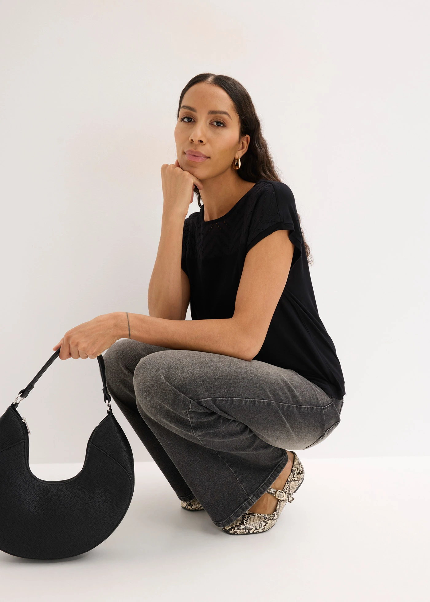 Bluză cu dantelă, din viscoză moale • negru • magazin bonprix