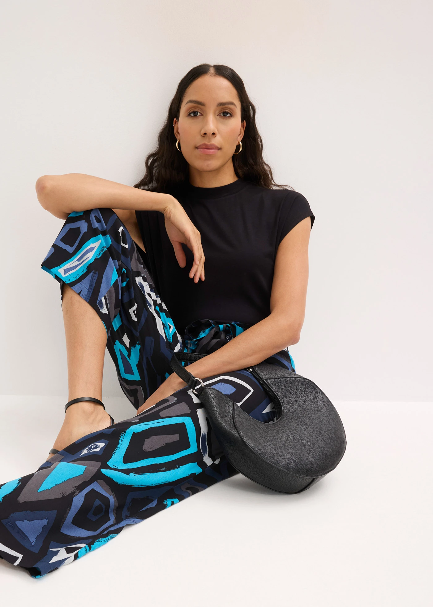 Kalhoty Culotte se splývavé viskózy • černo-modrá s grafickým potiskem • bonprix obchod