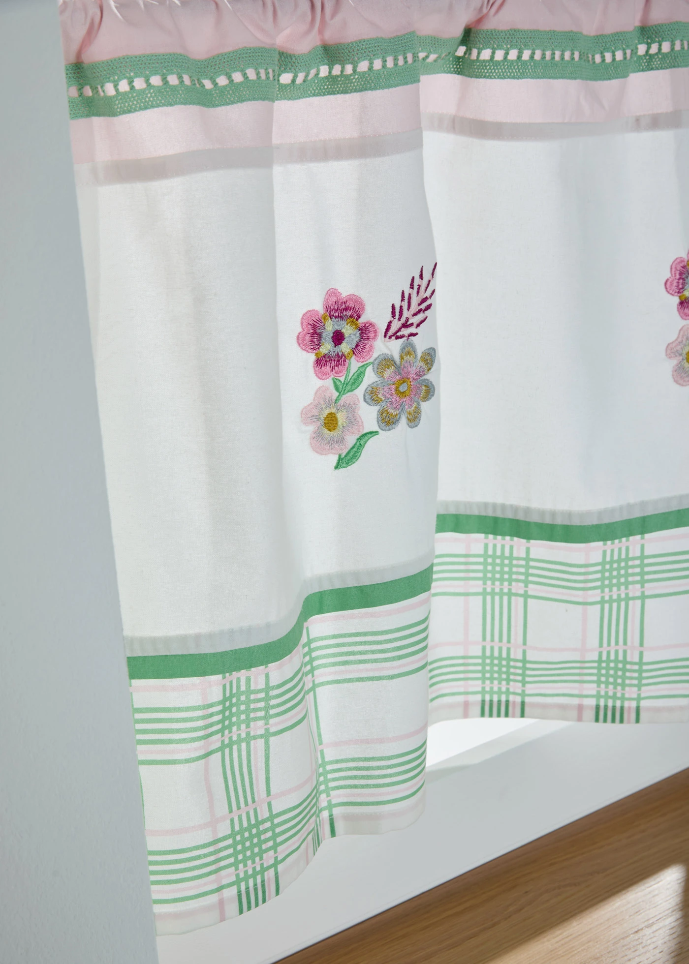 Vitrážková záclona s výšivkou, bio bavlna • ružová/biela/zelená • obchod bonprix