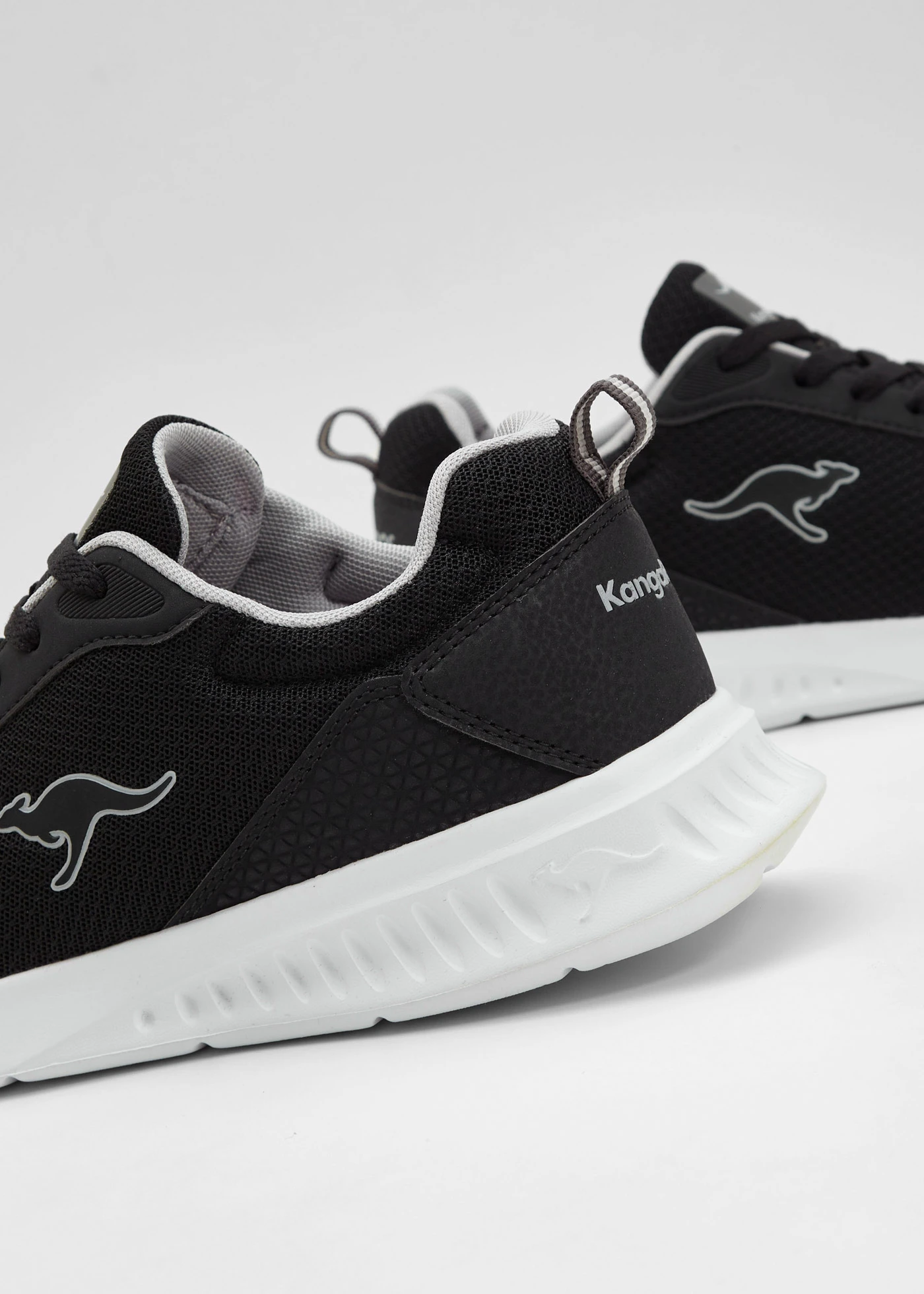 Kangaroos sneakers met lichte loopzool • zwart • bonprix online shop