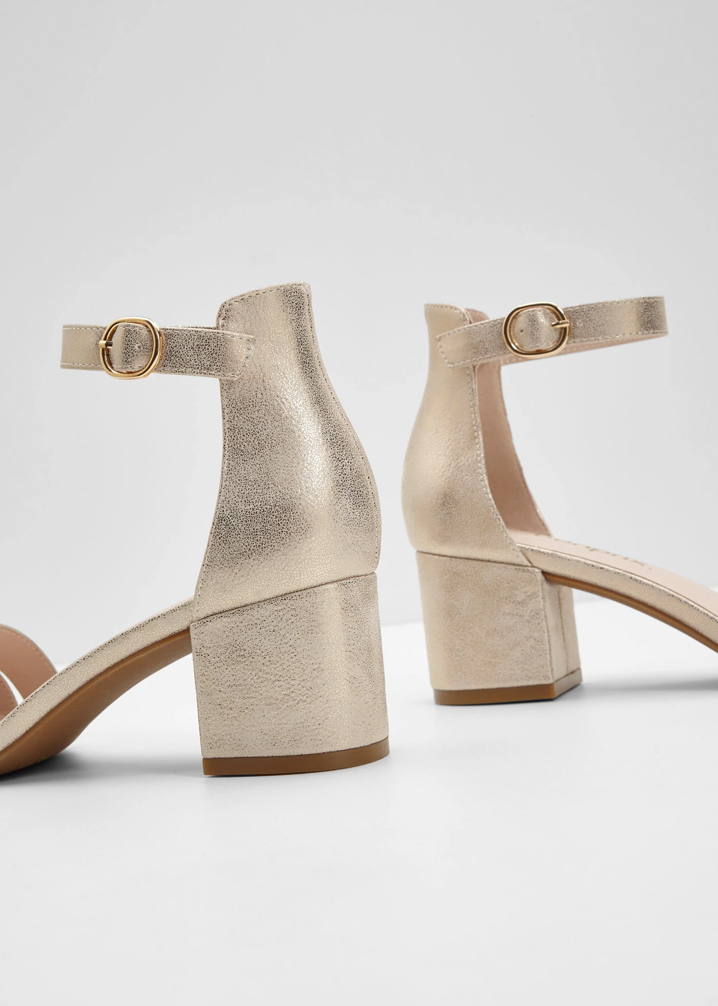 Sandaletten met een blokhak • goudkleur • bonprix online shop