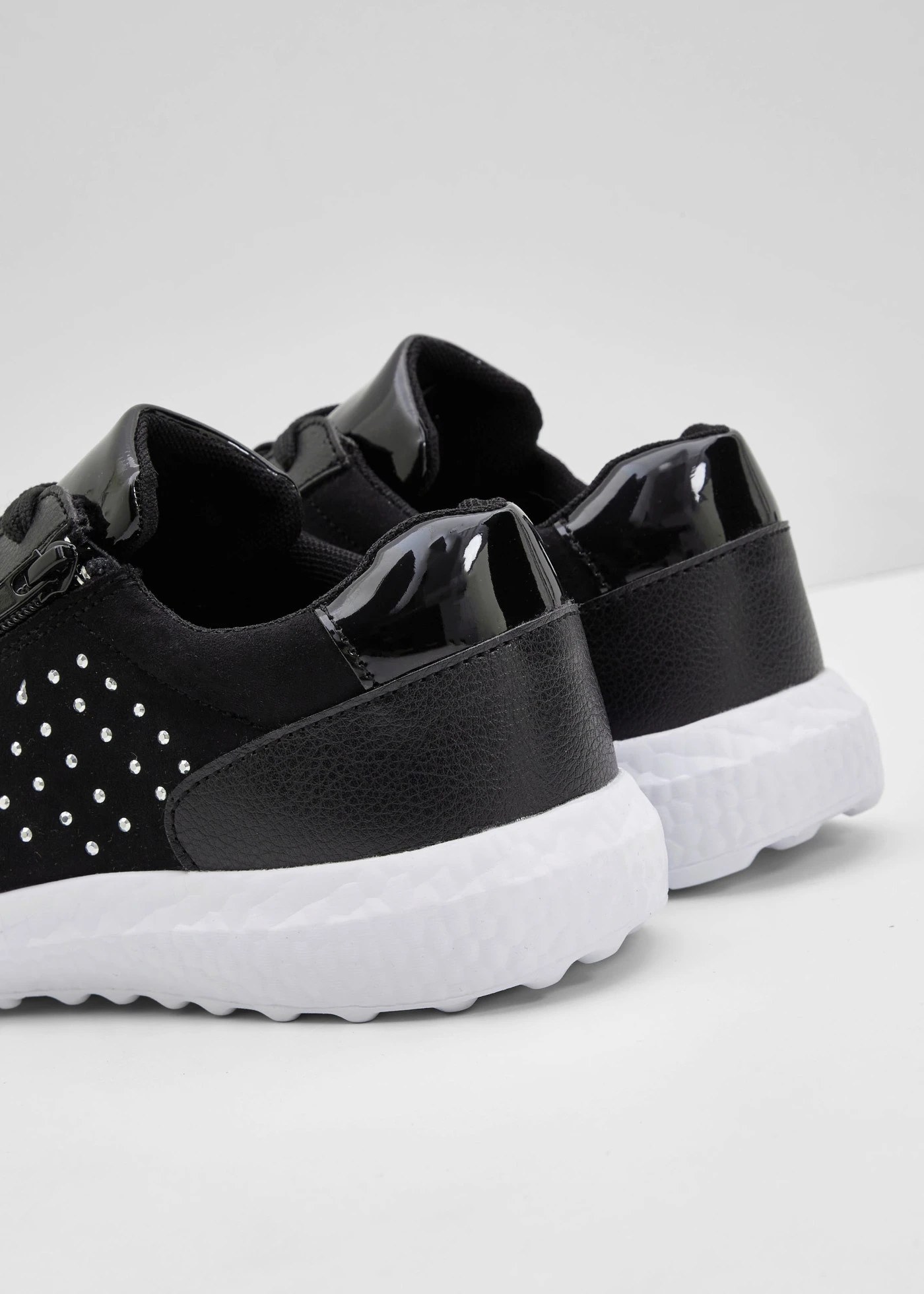 Pantofi sport cu pietricele scânteietoare • negru • magazin bonprix