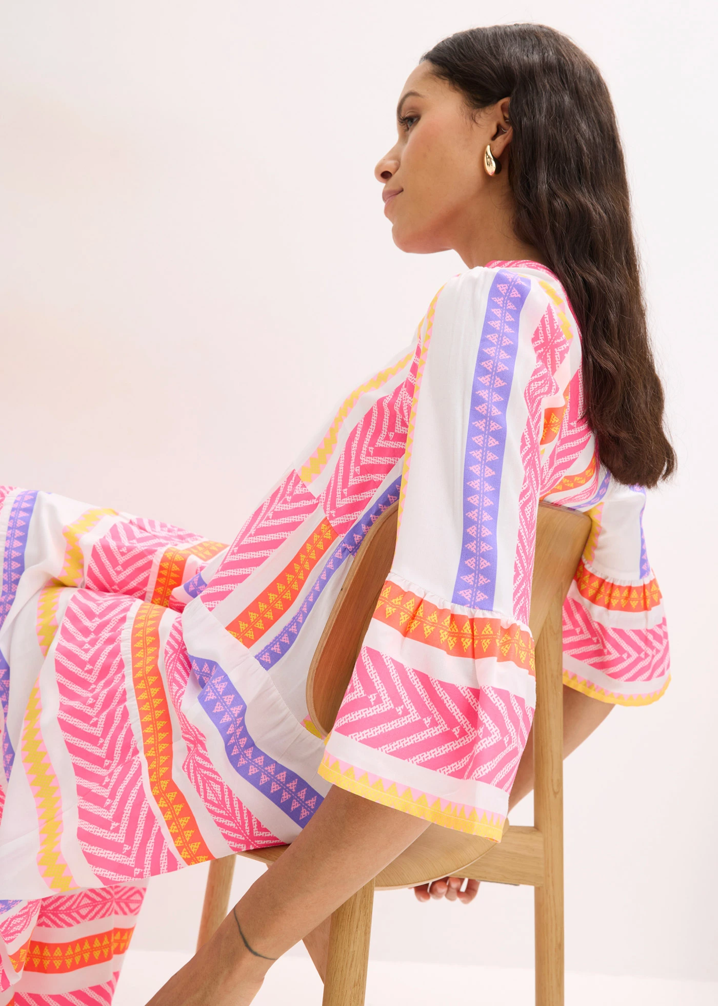 Maxi ruha puha viszkózból • fehér/neonpink/neon narancssárga mintás • bonprix áruház