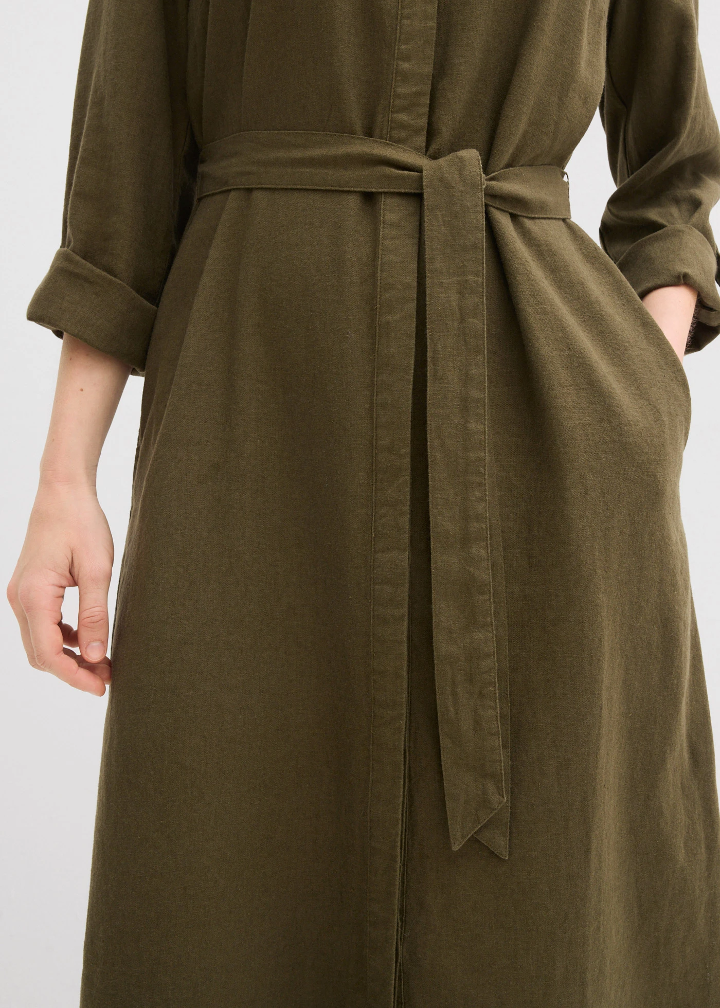 Robe à poches en lin et viscose • olive foncé • Boutique bonprix