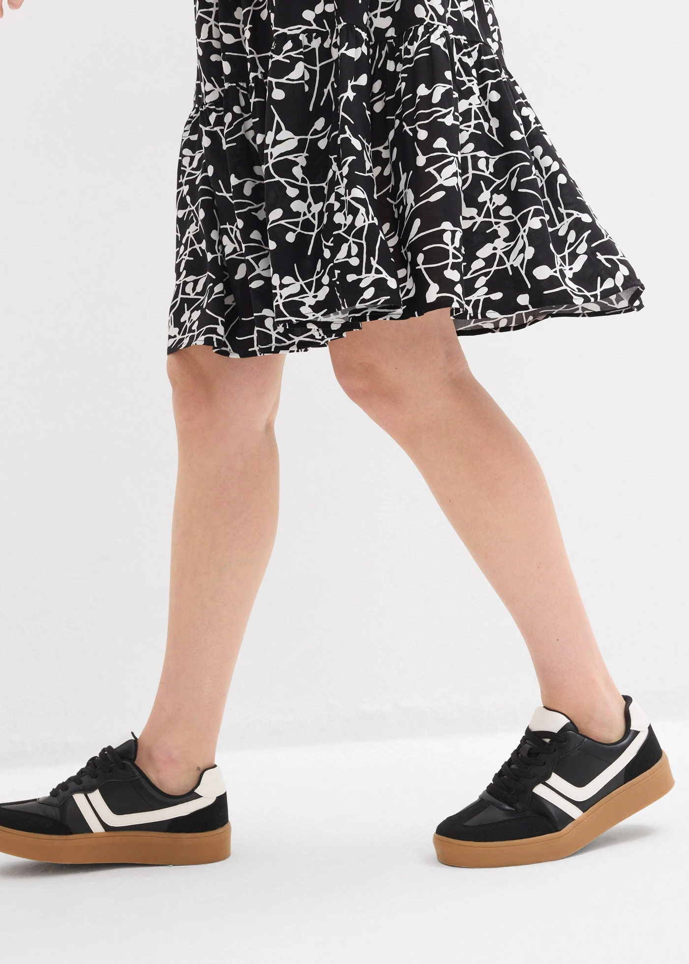 Rochie mini din viscoză vaporoasă • negru/ecru altele • magazin bonprix