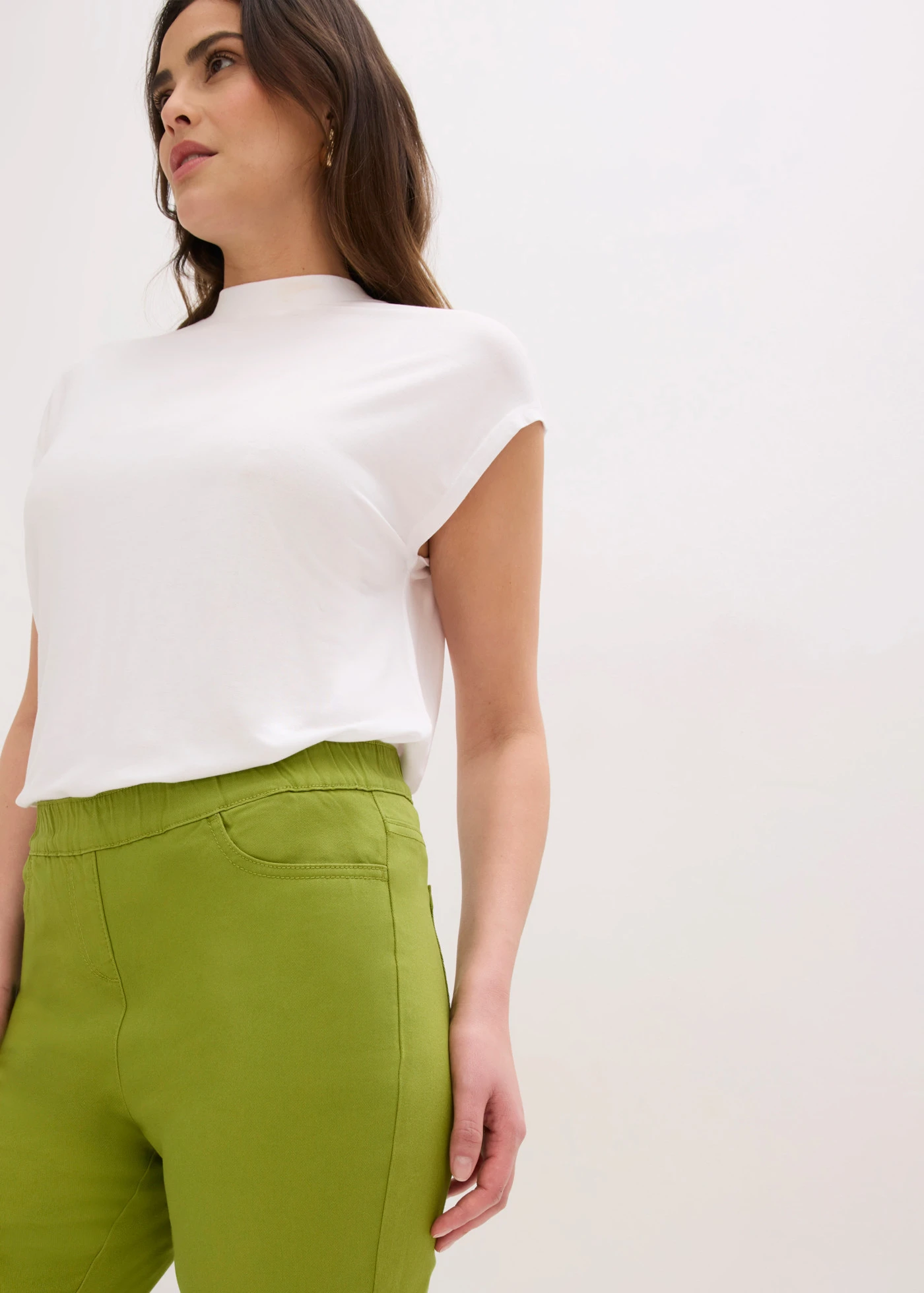 Spodnie 7/8 z gumką w talii, ze stretchem • zieleń mchu • sklep bonprix