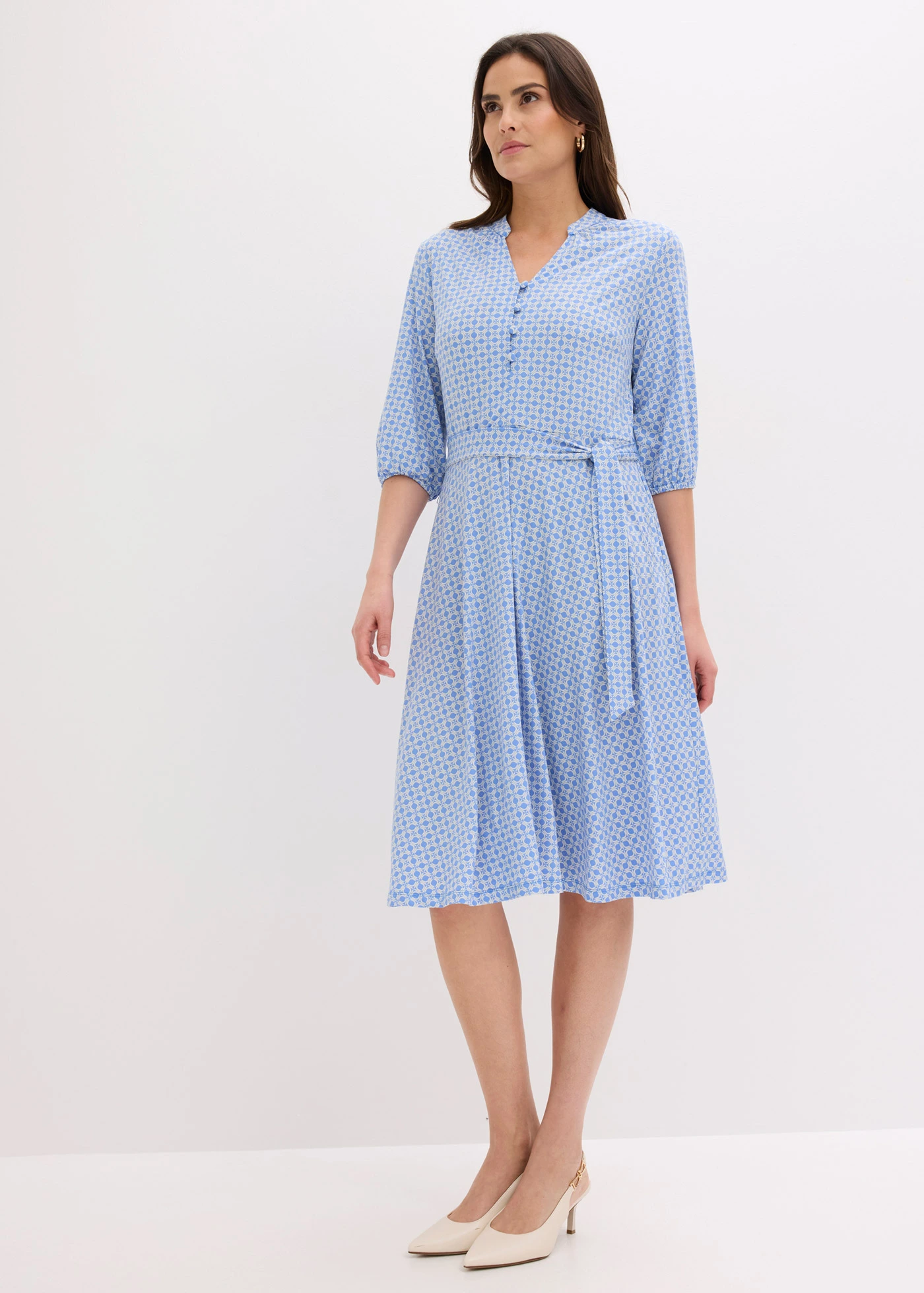 Robe en jersey avec ceinture à nouer (ens. 2 pces) • bleu moyen/écru imprimé • Boutique bonprix