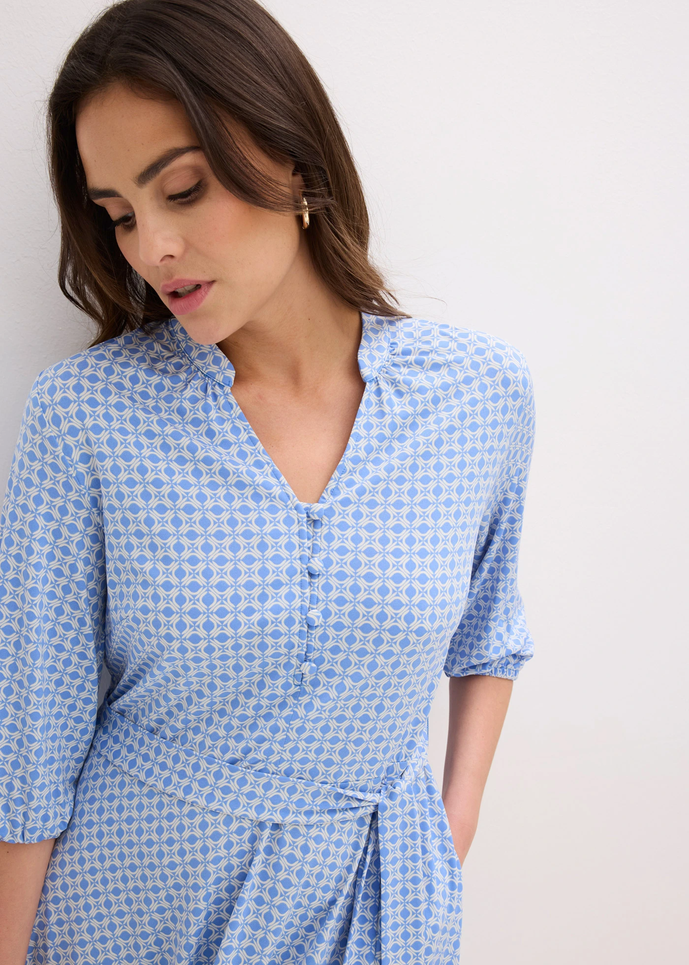 Robe en jersey avec ceinture à nouer (ens. 2 pces) • bleu moyen/écru imprimé • Boutique bonprix