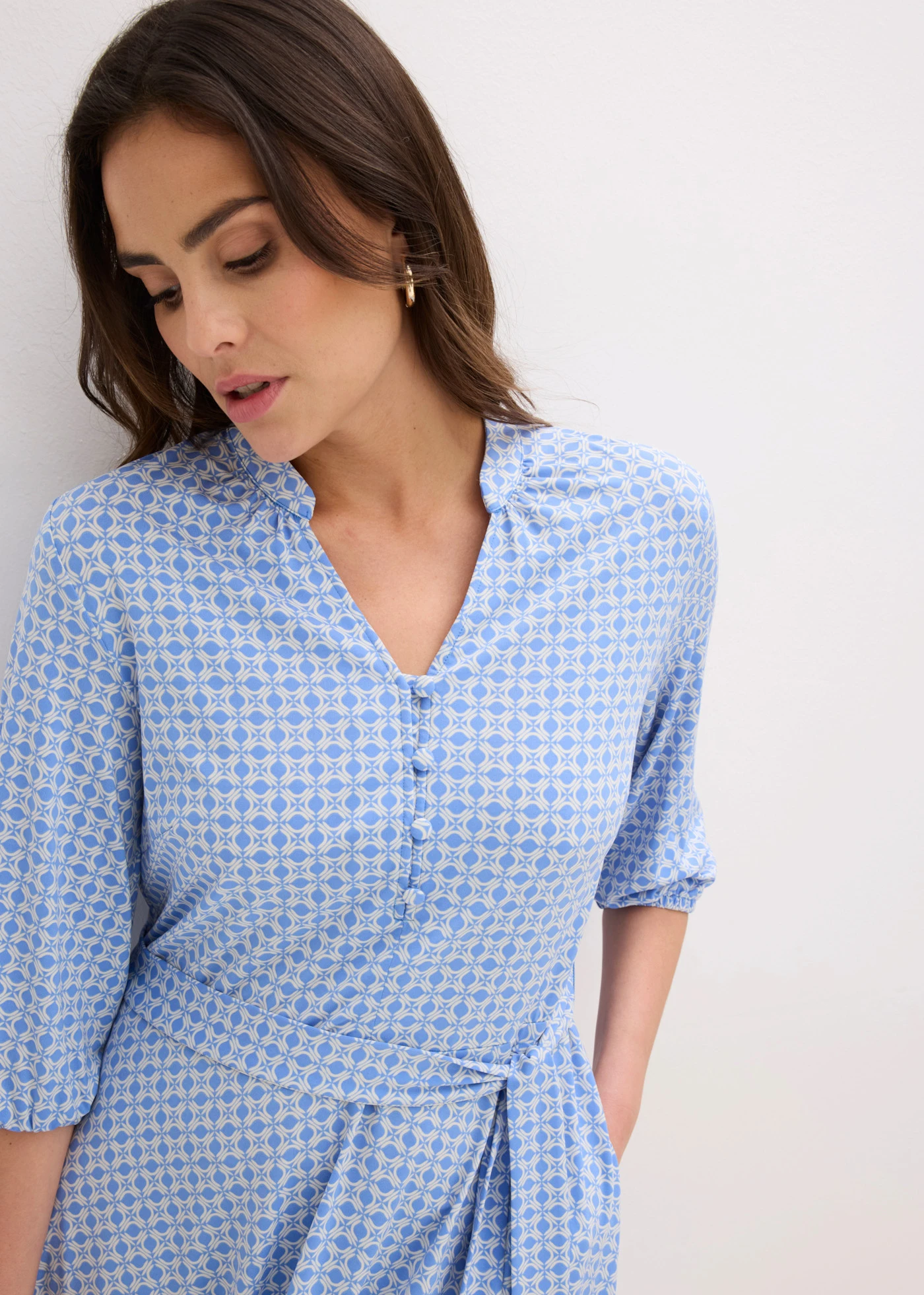 Sukienka z dżerseju z wiązanym paskiem (2 części) • niebieski-biel wełny z nadrukiem • sklep bonprix