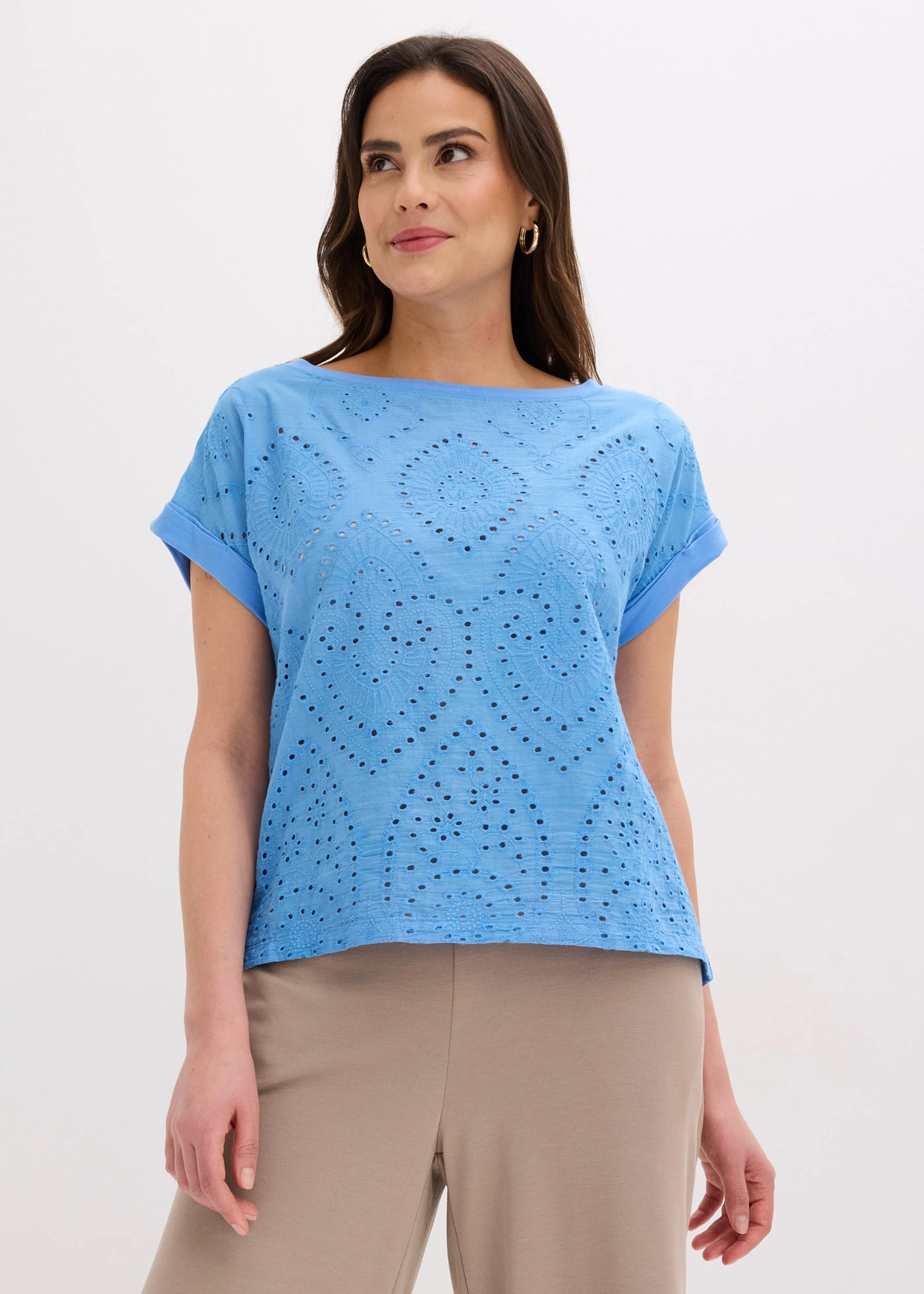 T-shirt à broderies anglaises • bleu moyen • Boutique bonprix