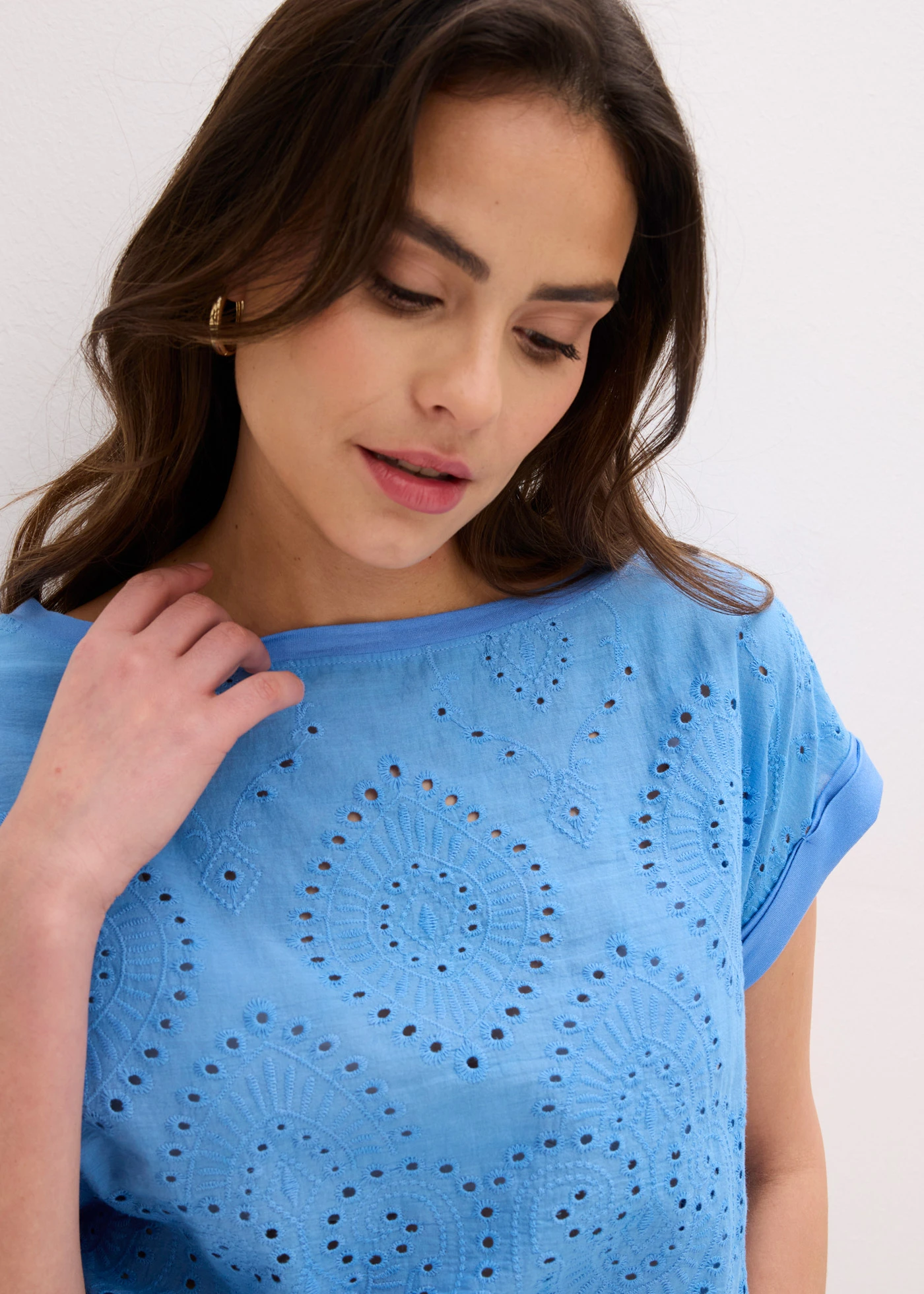 Shirt met broderie anglaise • middenblauw • bonprix online shop